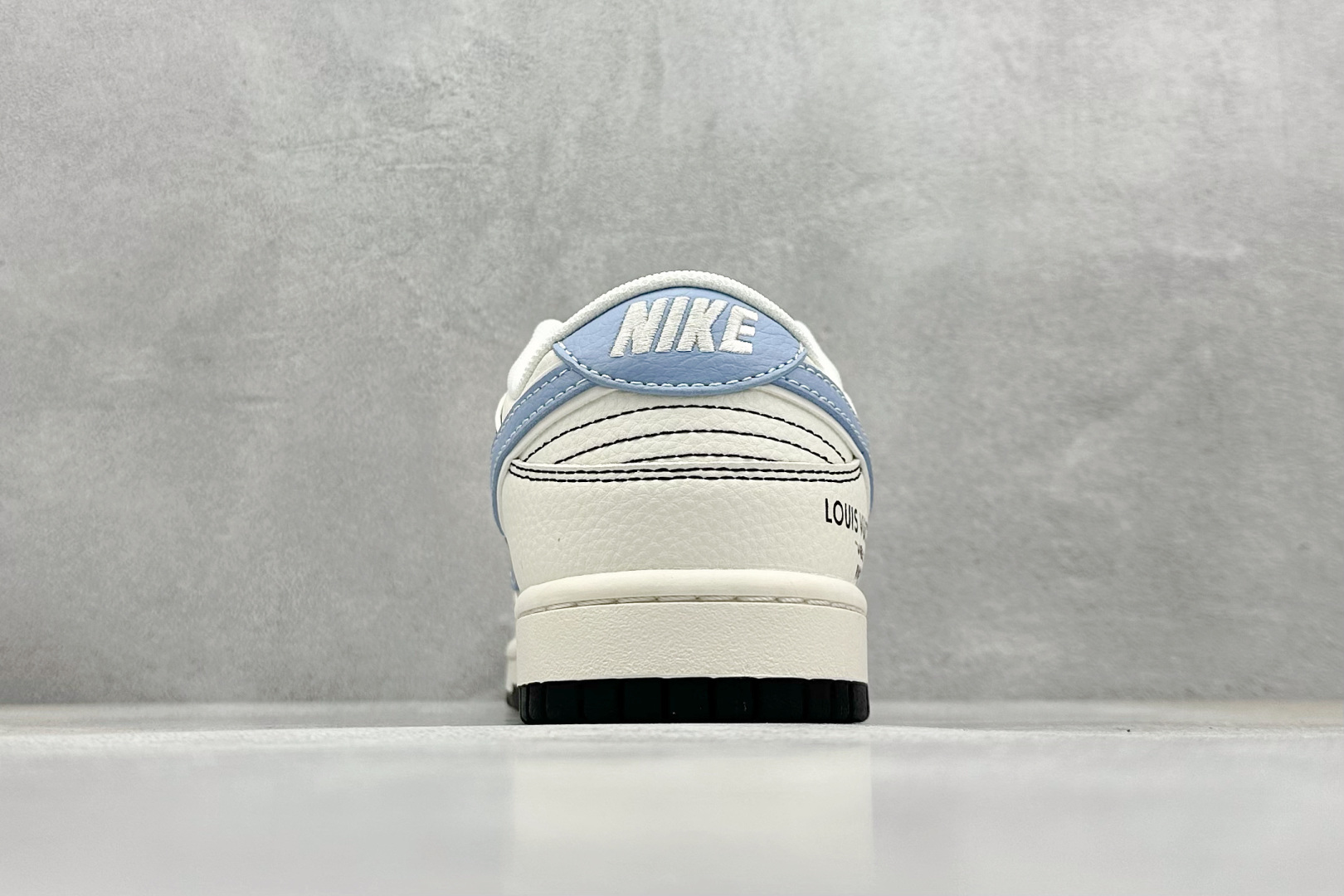  终端放店
XC版 Nike SB Dunk Low x Louis Vuitton 白蓝
纯原大厂出品