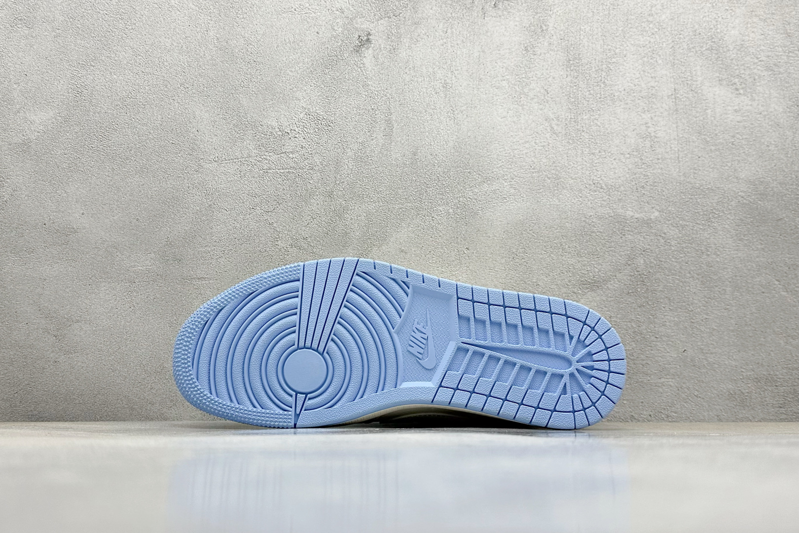 💰185 高性价比版本
【乔1】
Travis Scott x Nike Air Jordan 1 Low x GUCCI 三方联名倒钩
全鞋采用原装头层皮,用料扎实 精雕细琢
鞋型极致还原 飞翼3D打印改良 深度立体
四线中底拉帮皮料选材 钢印 背胶一应俱全 全新批次 原装原模大底全鞋原厂定制皮料,手感细腻正确折边工艺 完美细节诠释
官方货号:DM6688 608
Size:36 36.5 37.5 38 38.5 39 40 40.5 41 42 42.5 43 44 44.5 45
编码:27