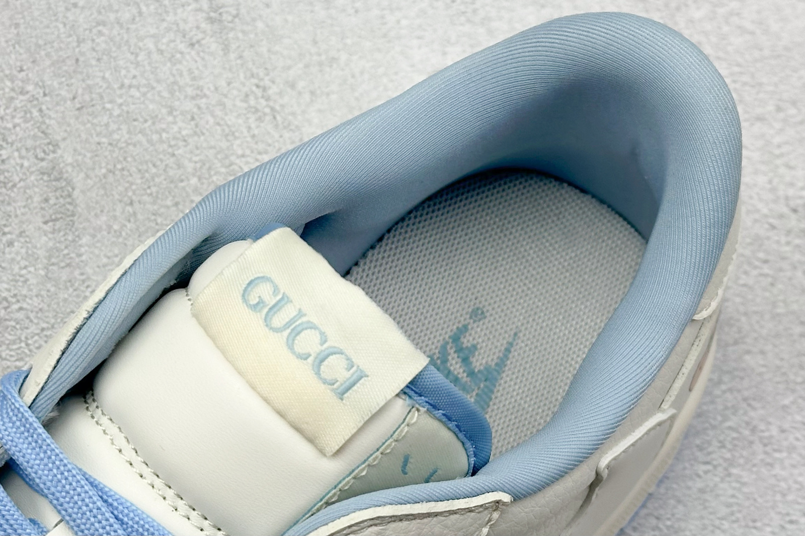 💰185 高性价比版本
【乔1】
Travis Scott x Nike Air Jordan 1 Low x GUCCI 三方联名倒钩
全鞋采用原装头层皮,用料扎实 精雕细琢
鞋型极致还原 飞翼3D打印改良 深度立体
四线中底拉帮皮料选材 钢印 背胶一应俱全 全新批次 原装原模大底全鞋原厂定制皮料,手感细腻正确折边工艺 完美细节诠释
官方货号:DM6688 608
Size:36 36.5 37.5 38 38.5 39 40 40.5 41 42 42.5 43 44 44.5 45
编码:27
