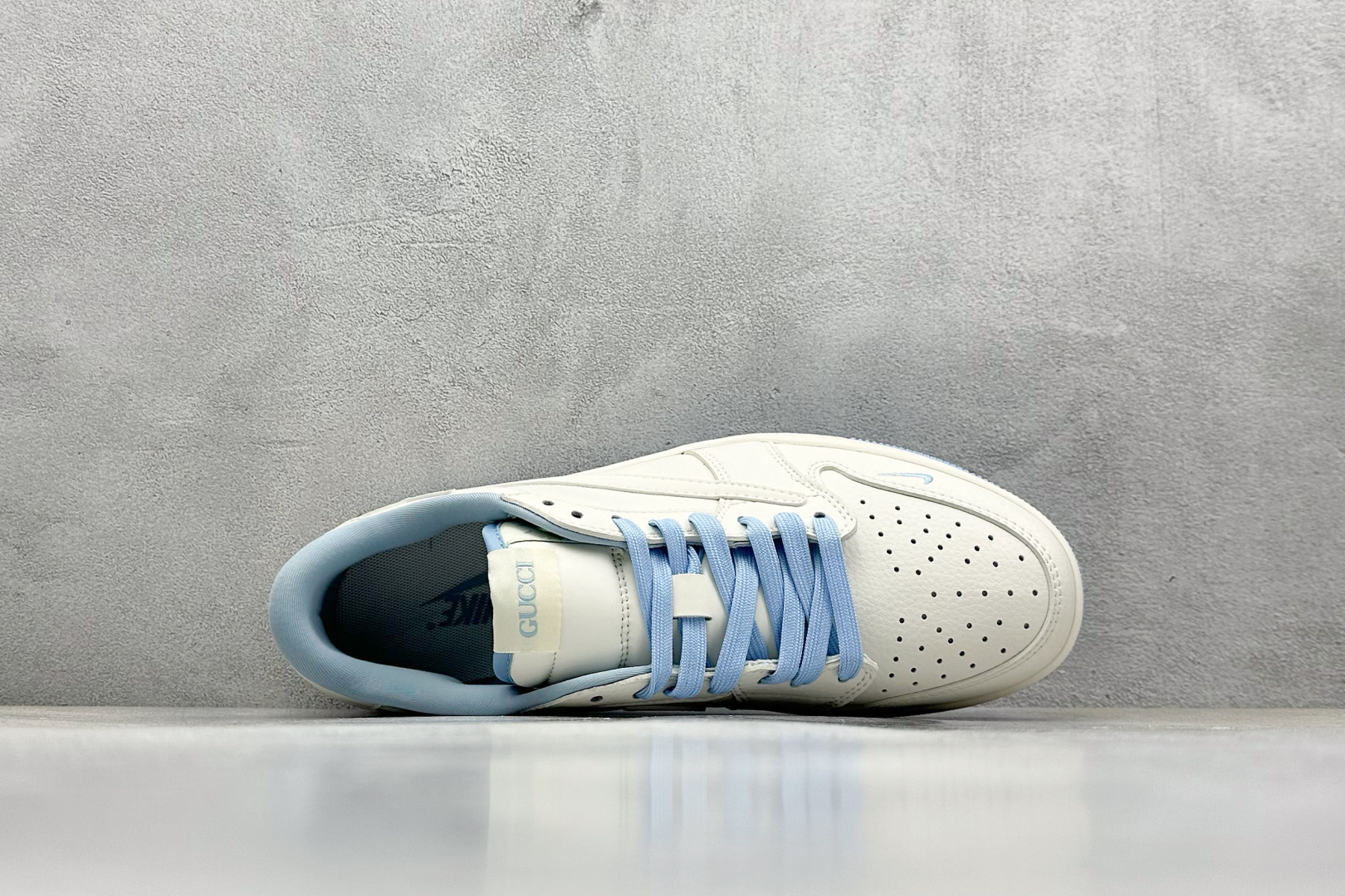 💰185 高性价比版本
【乔1】
Travis Scott x Nike Air Jordan 1 Low x GUCCI 三方联名倒钩
全鞋采用原装头层皮,用料扎实 精雕细琢
鞋型极致还原 飞翼3D打印改良 深度立体
四线中底拉帮皮料选材 钢印 背胶一应俱全 全新批次 原装原模大底全鞋原厂定制皮料,手感细腻正确折边工艺 完美细节诠释
官方货号:DM6688 608
Size:36 36.5 37.5 38 38.5 39 40 40.5 41 42 42.5 43 44 44.5 45
编码:27