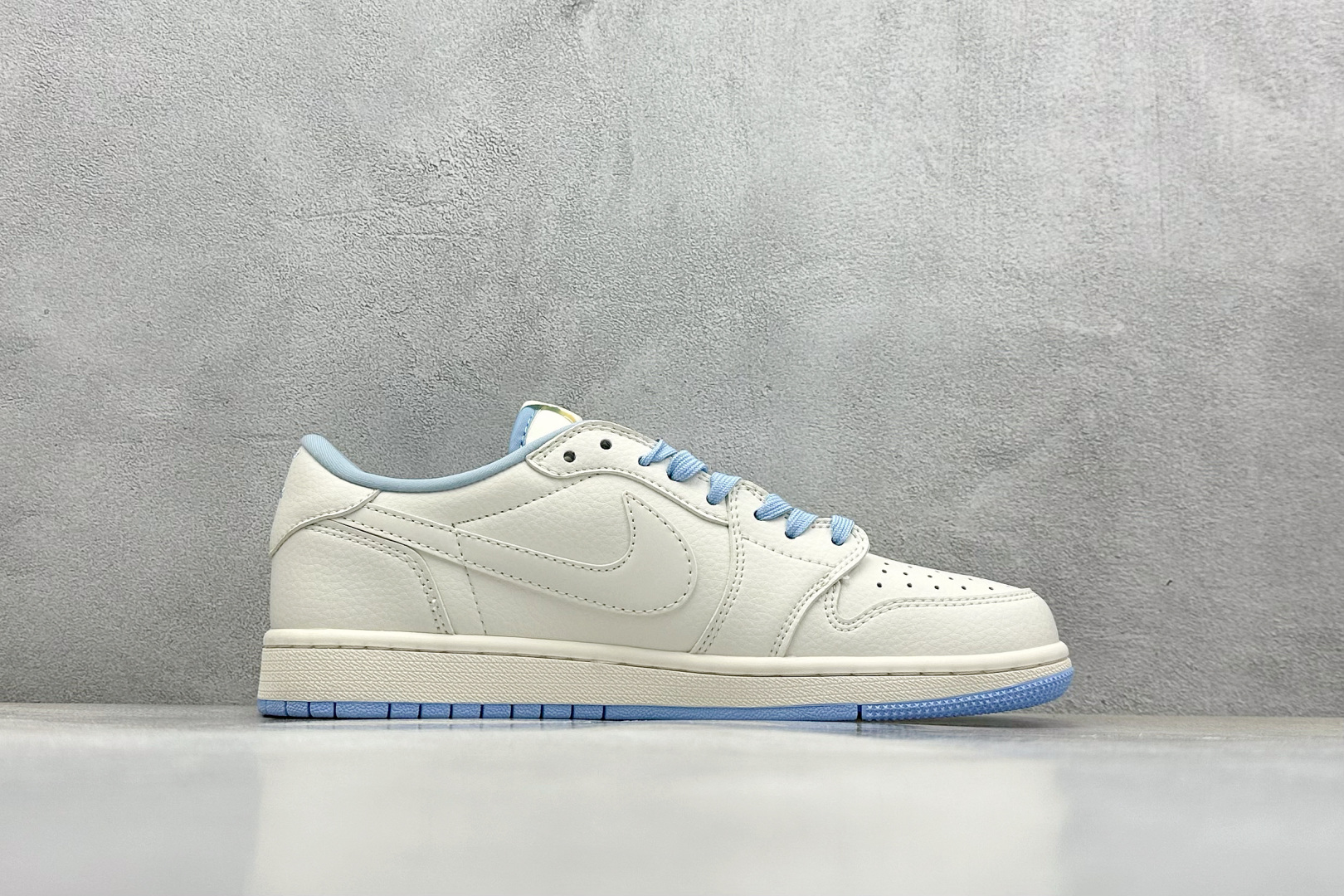 💰185 高性价比版本
【乔1】
Travis Scott x Nike Air Jordan 1 Low x GUCCI 三方联名倒钩
全鞋采用原装头层皮,用料扎实 精雕细琢
鞋型极致还原 飞翼3D打印改良 深度立体
四线中底拉帮皮料选材 钢印 背胶一应俱全 全新批次 原装原模大底全鞋原厂定制皮料,手感细腻正确折边工艺 完美细节诠释
官方货号:DM6688 608
Size:36 36.5 37.5 38 38.5 39 40 40.5 41 42 42.5 43 44 44.5 45
编码:27