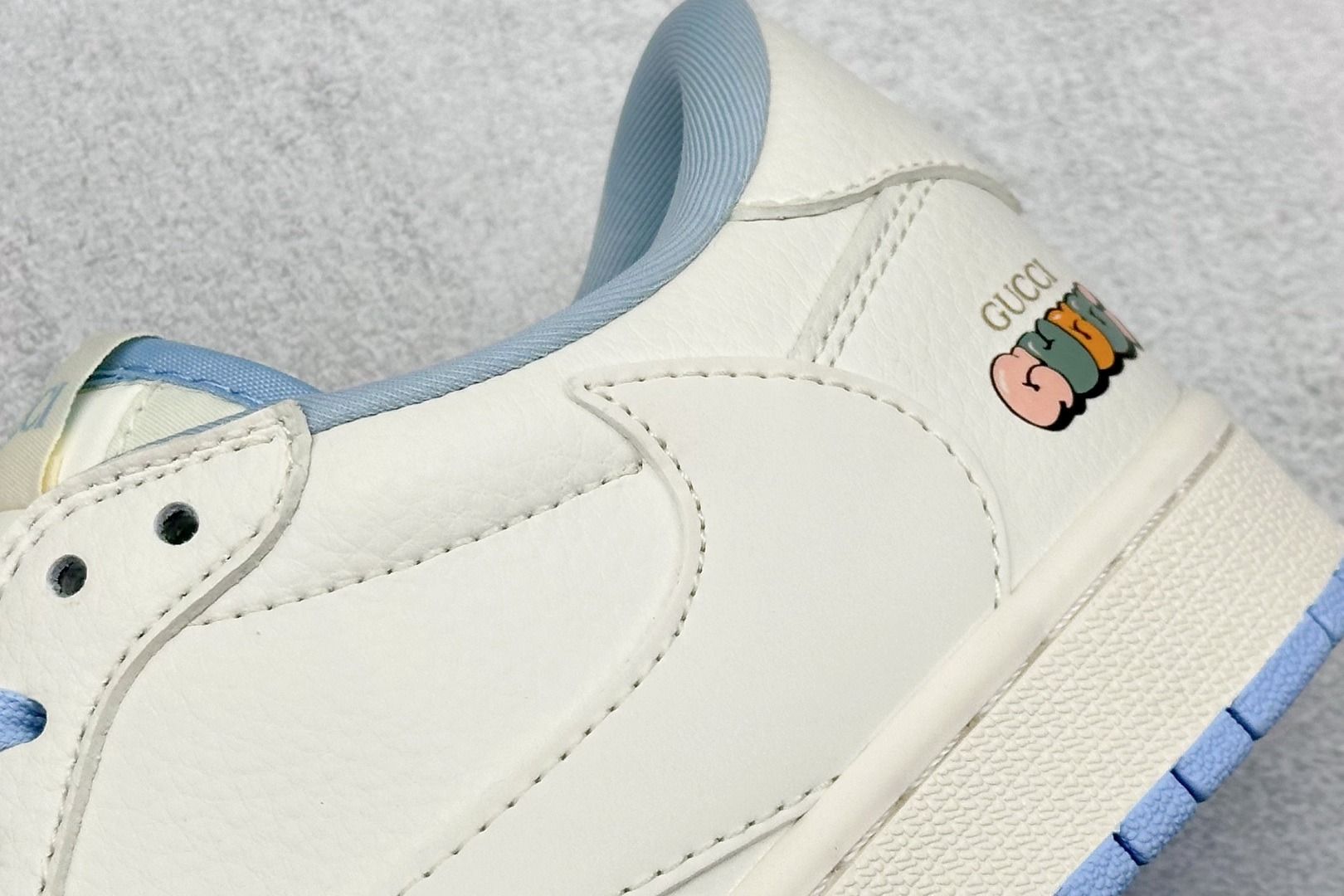 💰185 高性价比版本
【乔1】
Travis Scott x Nike Air Jordan 1 Low x GUCCI 三方联名倒钩
全鞋采用原装头层皮,用料扎实 精雕细琢
鞋型极致还原 飞翼3D打印改良 深度立体
四线中底拉帮皮料选材 钢印 背胶一应俱全 全新批次 原装原模大底全鞋原厂定制皮料,手感细腻正确折边工艺 完美细节诠释
官方货号:DM6688 608
Size:36 36.5 37.5 38 38.5 39 40 40.5 41 42 42.5 43 44 44.5 45
编码:27