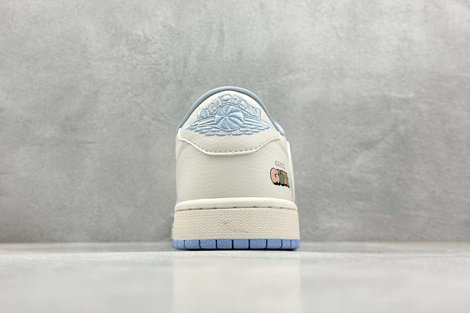 💰185 高性价比版本
【乔1】
Travis Scott x Nike Air Jordan 1 Low x GUCCI 三方联名倒钩
全鞋采用原装头层皮,用料扎实 精雕细琢
鞋型极致还原 飞翼3D打印改良 深度立体
四线中底拉帮皮料选材 钢印 背胶一应俱全 全新批次 原装原模大底全鞋原厂定制皮料,手感细腻正确折边工艺 完美细节诠释
官方货号:DM6688 608
Size:36 36.5 37.5 38 38.5 39 40 40.5 41 42 42.5 43 44 44.5 45
编码:27