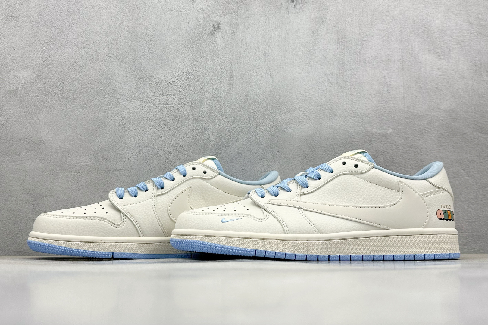 💰185 高性价比版本
【乔1】
Travis Scott x Nike Air Jordan 1 Low x GUCCI 三方联名倒钩
全鞋采用原装头层皮,用料扎实 精雕细琢
鞋型极致还原 飞翼3D打印改良 深度立体
四线中底拉帮皮料选材 钢印 背胶一应俱全 全新批次 原装原模大底全鞋原厂定制皮料,手感细腻正确折边工艺 完美细节诠释
官方货号:DM6688 608
Size:36 36.5 37.5 38 38.5 39 40 40.5 41 42 42.5 43 44 44.5 45
编码:27