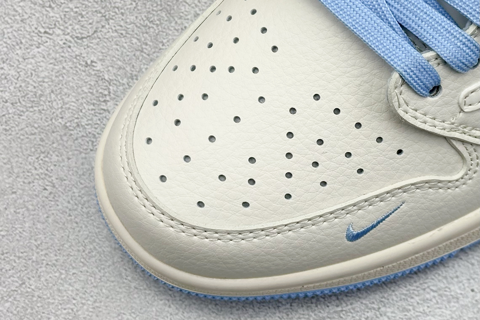 💰185 高性价比版本
【乔1】
Travis Scott x Nike Air Jordan 1 Low x GUCCI 三方联名倒钩
全鞋采用原装头层皮,用料扎实 精雕细琢
鞋型极致还原 飞翼3D打印改良 深度立体
四线中底拉帮皮料选材 钢印 背胶一应俱全 全新批次 原装原模大底全鞋原厂定制皮料,手感细腻正确折边工艺 完美细节诠释
官方货号:DM6688 608
Size:36 36.5 37.5 38 38.5 39 40 40.5 41 42 42.5 43 44 44.5 45
编码:27