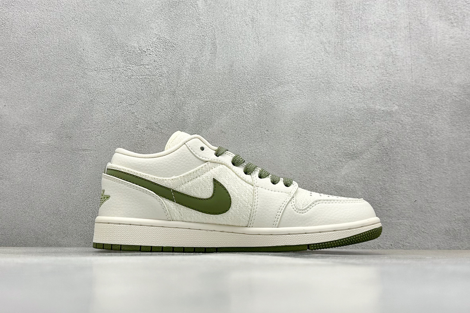 💰185 高性价比版本
【乔1】
Travis Scott x Nike Air Jordan 1 Low x GUCCI 三方联名倒钩
全鞋采用原装头层皮,用料扎实 精雕细琢
鞋型极致还原 飞翼3D打印改良 深度立体
四线中底拉帮皮料选材 钢印 背胶一应俱全 全新批次 原装原模大底全鞋原厂定制皮料,手感细腻正确折边工艺 完美细节诠释
官方货号:DM5688-103
Size:36 36.5 37.5 38 38.5 39 40 40.5 41 42 42.5 43 44 44.5 45
编码:27