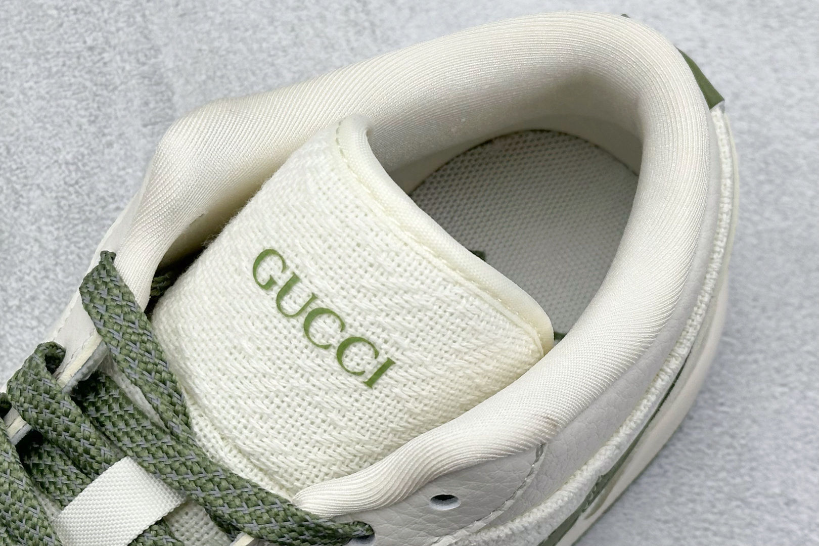 💰185 高性价比版本
【乔1】
Travis Scott x Nike Air Jordan 1 Low x GUCCI 三方联名倒钩
全鞋采用原装头层皮,用料扎实 精雕细琢
鞋型极致还原 飞翼3D打印改良 深度立体
四线中底拉帮皮料选材 钢印 背胶一应俱全 全新批次 原装原模大底全鞋原厂定制皮料,手感细腻正确折边工艺 完美细节诠释
官方货号:DM5688-103
Size:36 36.5 37.5 38 38.5 39 40 40.5 41 42 42.5 43 44 44.5 45
编码:27