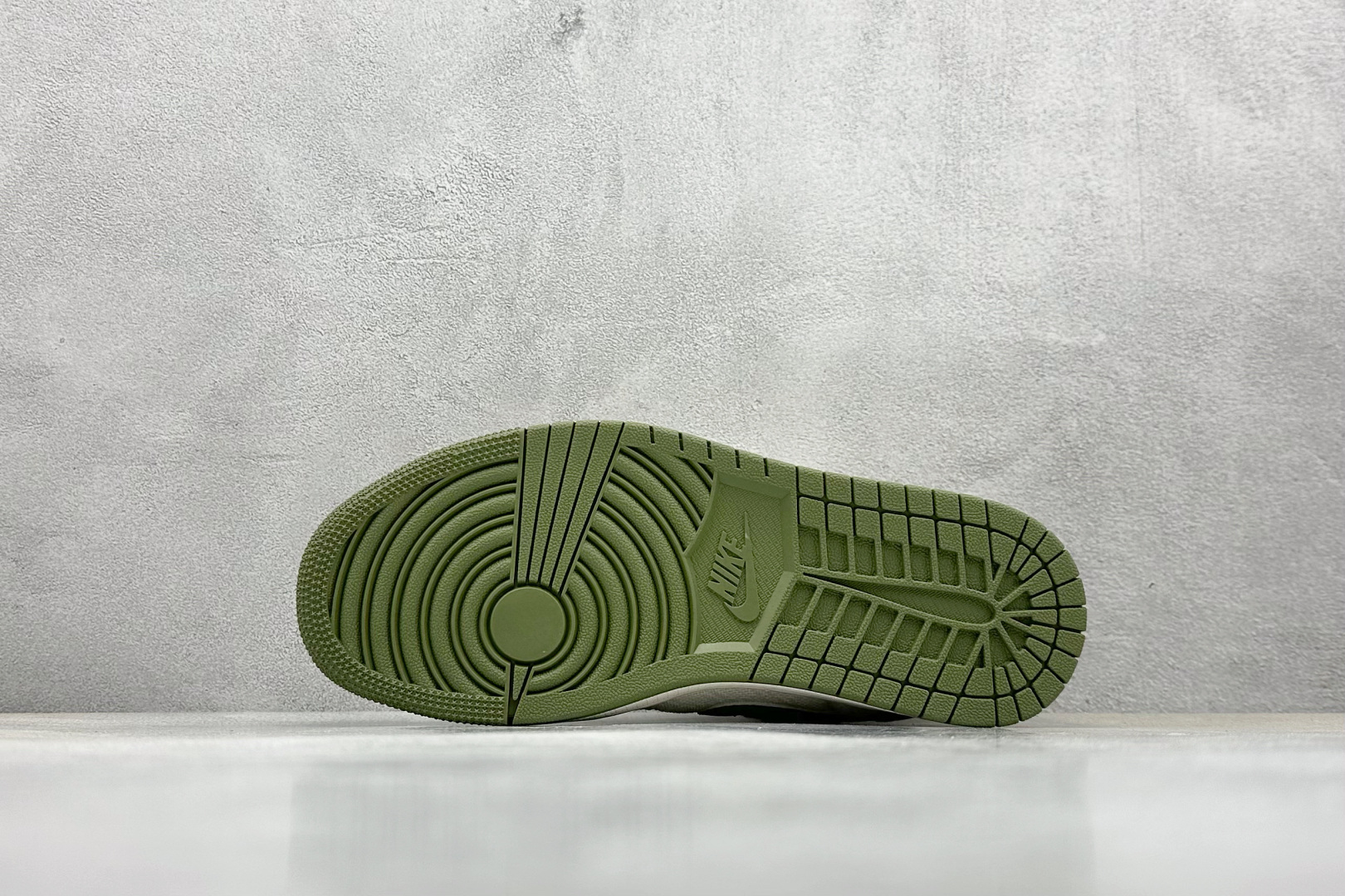 💰185 高性价比版本
【乔1】
Travis Scott x Nike Air Jordan 1 Low x GUCCI 三方联名倒钩
全鞋采用原装头层皮,用料扎实 精雕细琢
鞋型极致还原 飞翼3D打印改良 深度立体
四线中底拉帮皮料选材 钢印 背胶一应俱全 全新批次 原装原模大底全鞋原厂定制皮料,手感细腻正确折边工艺 完美细节诠释
官方货号:DM5688-103
Size:36 36.5 37.5 38 38.5 39 40 40.5 41 42 42.5 43 44 44.5 45
编码:27