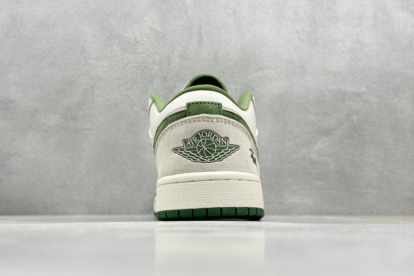 XC福利 终端放店
Air Jordan 1 Retro Low x Stussy 米白绿翻毛
官方同步