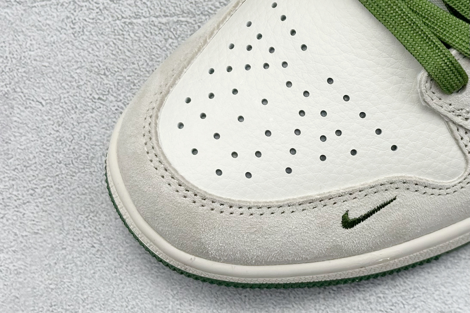 XC福利 终端放店
Air Jordan 1 Retro Low x Stussy 米白绿翻毛
官方同步