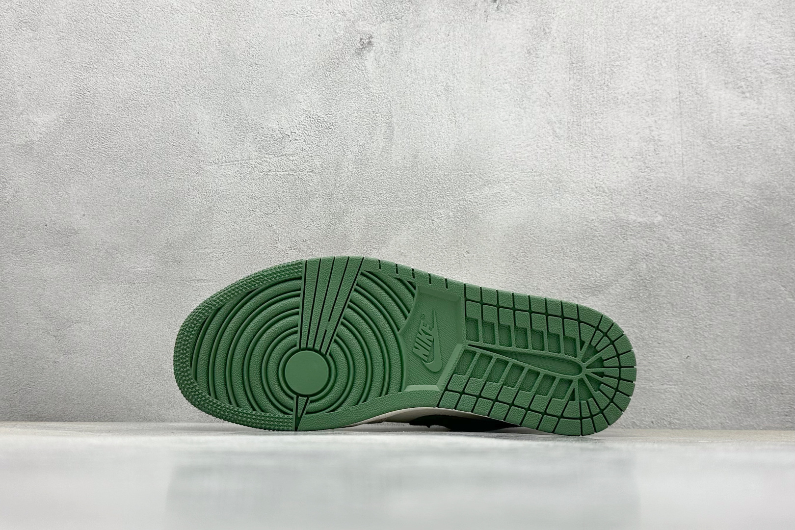 XC福利 终端放店
Air Jordan 1 Retro Low x Stussy 米白绿翻毛
官方同步