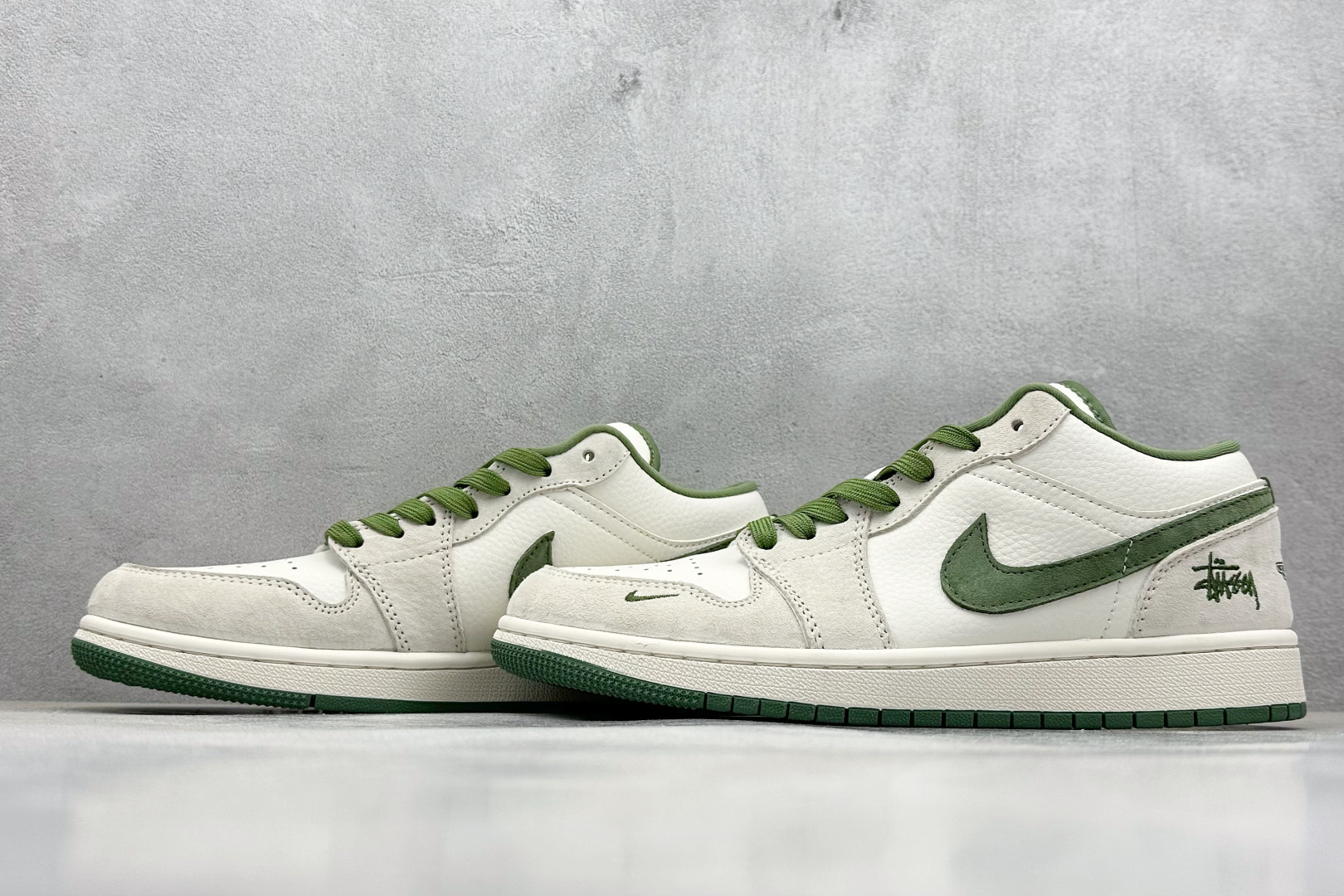 XC福利 终端放店
Air Jordan 1 Retro Low x Stussy 米白绿翻毛
官方同步