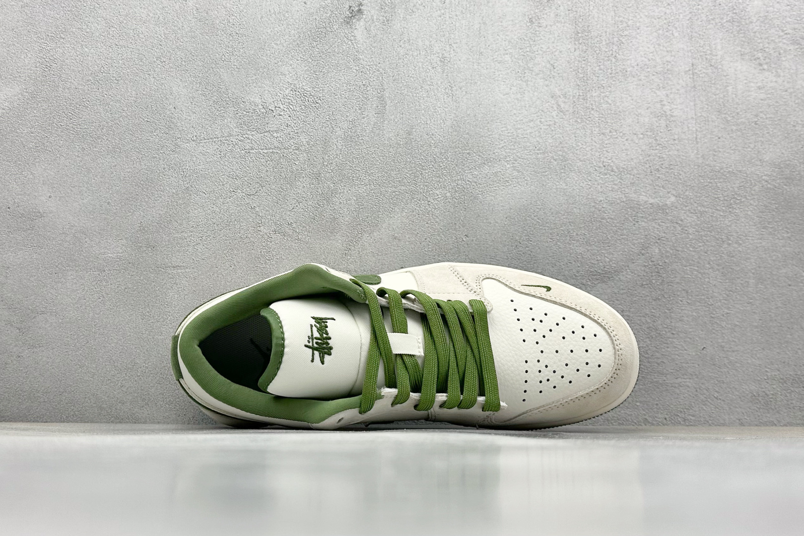 XC福利 终端放店
Air Jordan 1 Retro Low x Stussy 米白绿翻毛
官方同步