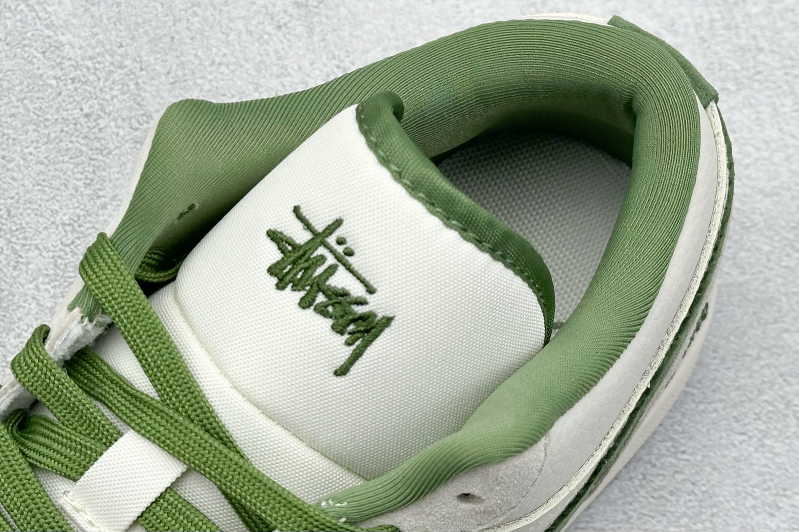 XC福利 终端放店
Air Jordan 1 Retro Low x Stussy 米白绿翻毛
官方同步