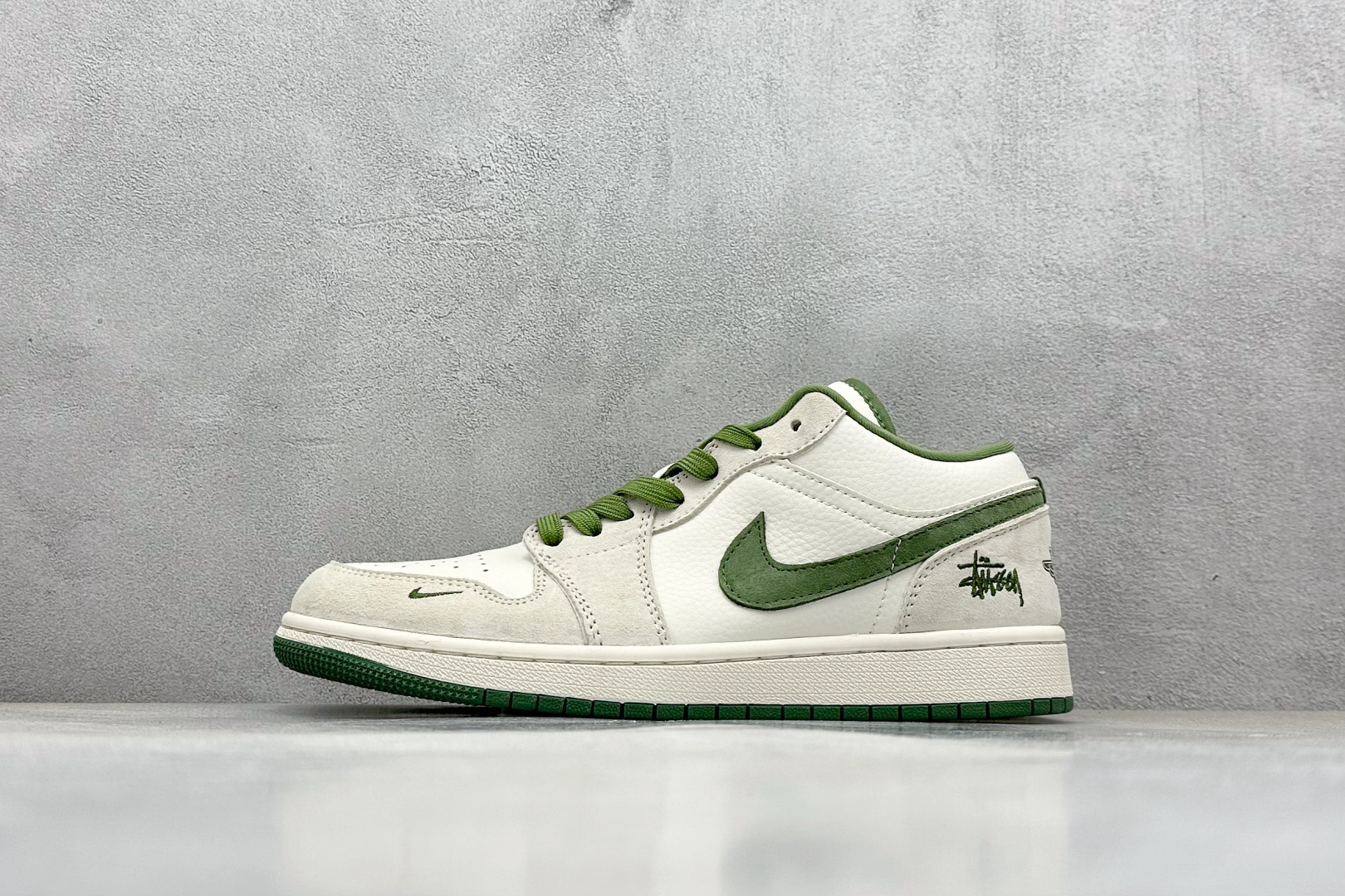 XC福利 终端放店
Air Jordan 1 Retro Low x Stussy 米白绿翻毛
官方同步