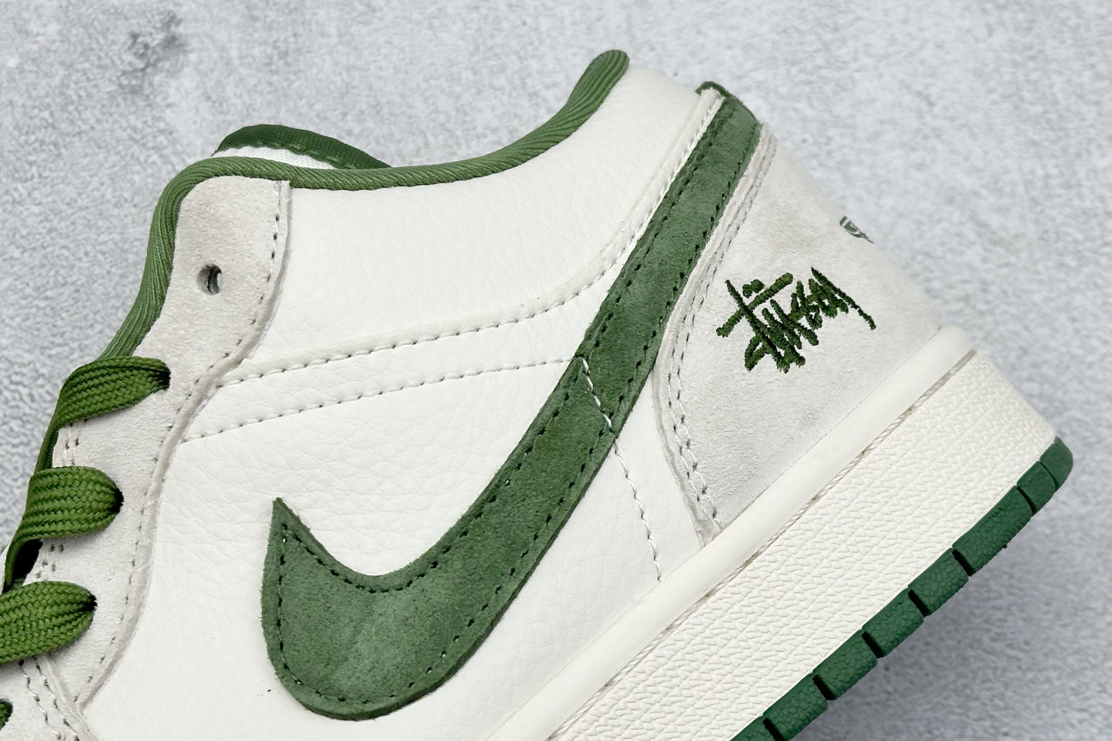 XC福利 终端放店
Air Jordan 1 Retro Low x Stussy 米白绿翻毛
官方同步