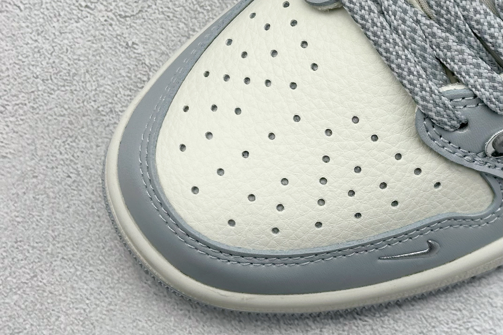 💰185 高性价比版本
【乔1】
Fragment x Travis Scott x 克罗心
Air Jordan 1 Low 三方联名倒钩
性价比原盒出货 全新的三方联名低帮倒钩鞋面延续了黑脚趾设计,整双鞋以全荔枝皮打造,腰身搭配白色「倒勾」,再点缀上Travis Scott 标志性的Logo,后跟处以藤原浩最拿手的蓝色为主色调,完善极具Fragment Design的白蓝黑设计风格,左右脚分别以Travis Scott鬼脸和乔丹飞翼加以修饰,彰显出三方联名的奢华格调。
官方货号:DM7866 016
Size:36 36.5 37.5 38 38.5 39 40 40.5 41 42 42.5 43 44 44.5 45
编码:27