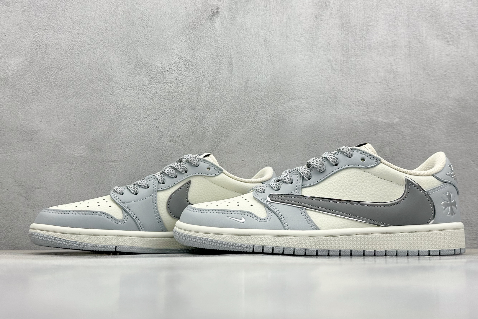 💰185 高性价比版本
【乔1】
Fragment x Travis Scott x 克罗心
Air Jordan 1 Low 三方联名倒钩
性价比原盒出货 全新的三方联名低帮倒钩鞋面延续了黑脚趾设计,整双鞋以全荔枝皮打造,腰身搭配白色「倒勾」,再点缀上Travis Scott 标志性的Logo,后跟处以藤原浩最拿手的蓝色为主色调,完善极具Fragment Design的白蓝黑设计风格,左右脚分别以Travis Scott鬼脸和乔丹飞翼加以修饰,彰显出三方联名的奢华格调。
官方货号:DM7866 016
Size:36 36.5 37.5 38 38.5 39 40 40.5 41 42 42.5 43 44 44.5 45
编码:27
