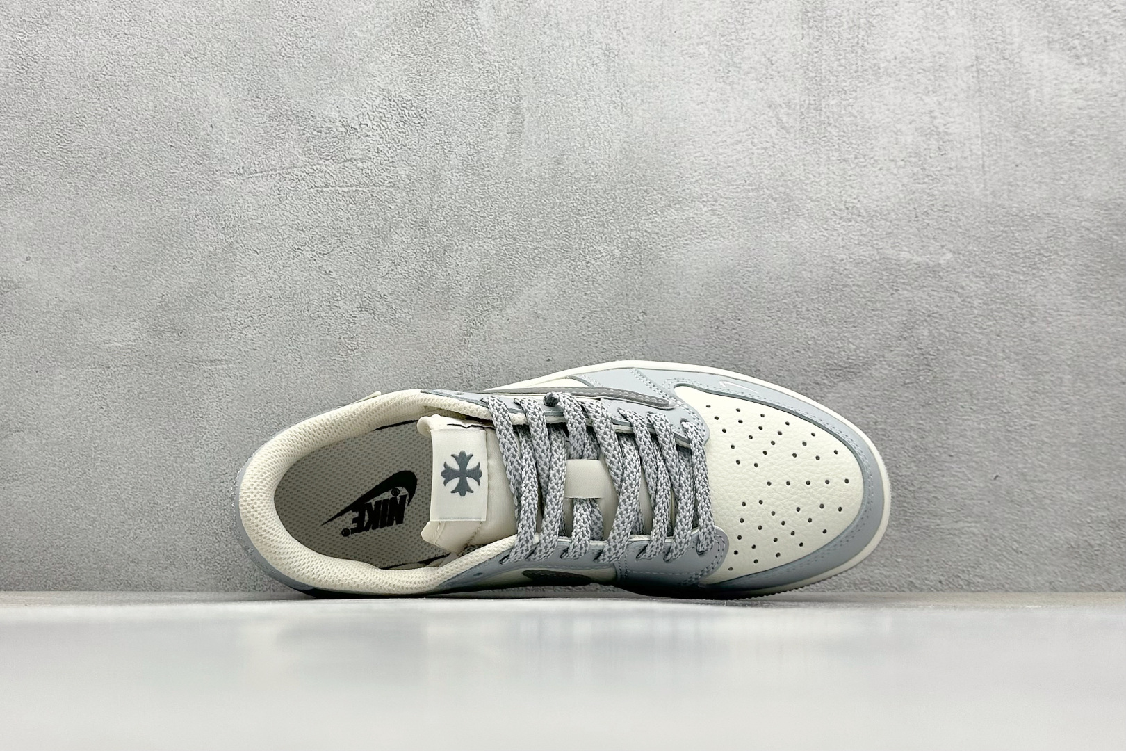 💰185 高性价比版本
【乔1】
Fragment x Travis Scott x 克罗心
Air Jordan 1 Low 三方联名倒钩
性价比原盒出货 全新的三方联名低帮倒钩鞋面延续了黑脚趾设计,整双鞋以全荔枝皮打造,腰身搭配白色「倒勾」,再点缀上Travis Scott 标志性的Logo,后跟处以藤原浩最拿手的蓝色为主色调,完善极具Fragment Design的白蓝黑设计风格,左右脚分别以Travis Scott鬼脸和乔丹飞翼加以修饰,彰显出三方联名的奢华格调。
官方货号:DM7866 016
Size:36 36.5 37.5 38 38.5 39 40 40.5 41 42 42.5 43 44 44.5 45
编码:27