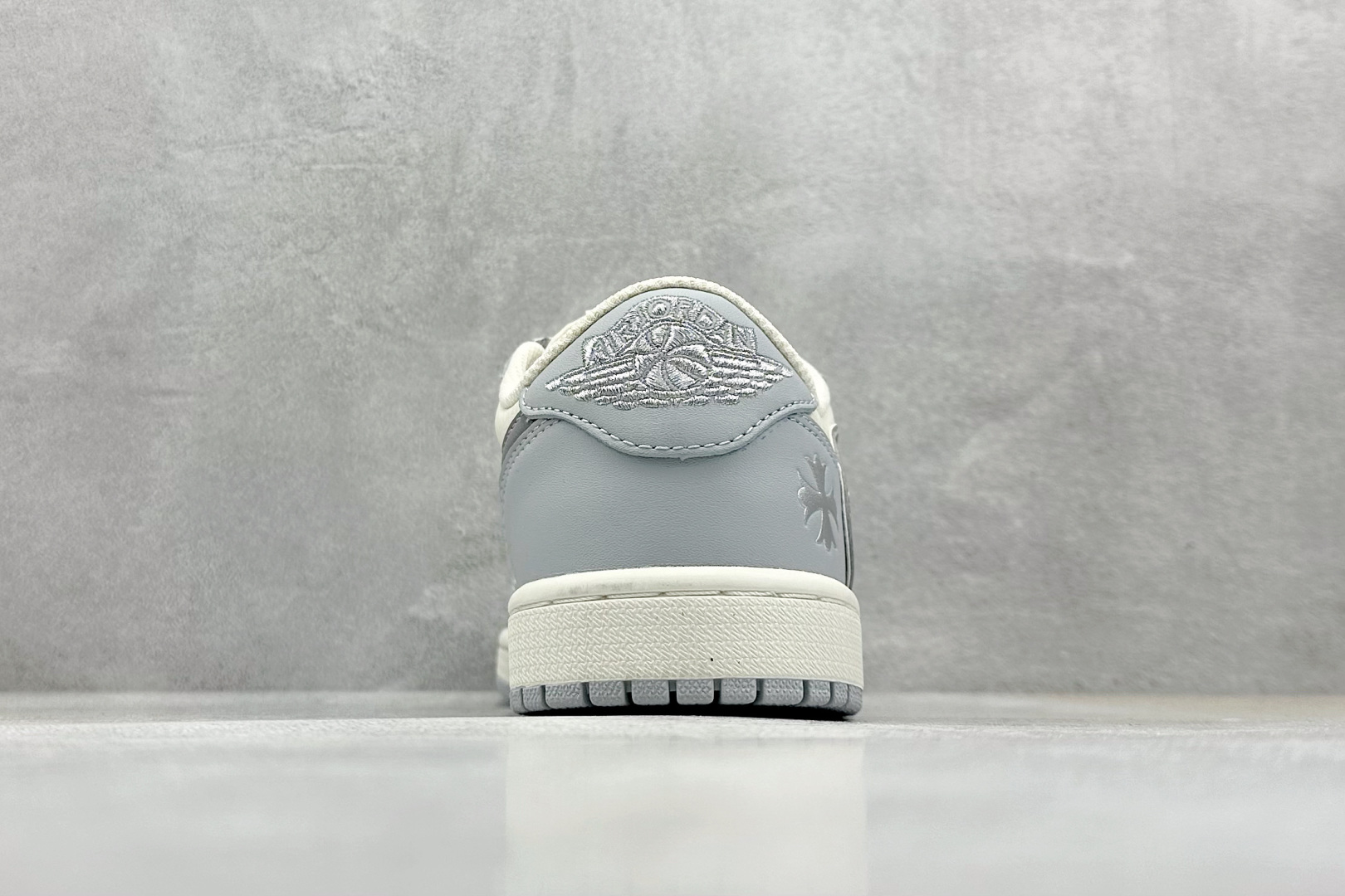 💰185 高性价比版本
【乔1】
Fragment x Travis Scott x 克罗心
Air Jordan 1 Low 三方联名倒钩
性价比原盒出货 全新的三方联名低帮倒钩鞋面延续了黑脚趾设计,整双鞋以全荔枝皮打造,腰身搭配白色「倒勾」,再点缀上Travis Scott 标志性的Logo,后跟处以藤原浩最拿手的蓝色为主色调,完善极具Fragment Design的白蓝黑设计风格,左右脚分别以Travis Scott鬼脸和乔丹飞翼加以修饰,彰显出三方联名的奢华格调。
官方货号:DM7866 016
Size:36 36.5 37.5 38 38.5 39 40 40.5 41 42 42.5 43 44 44.5 45
编码:27