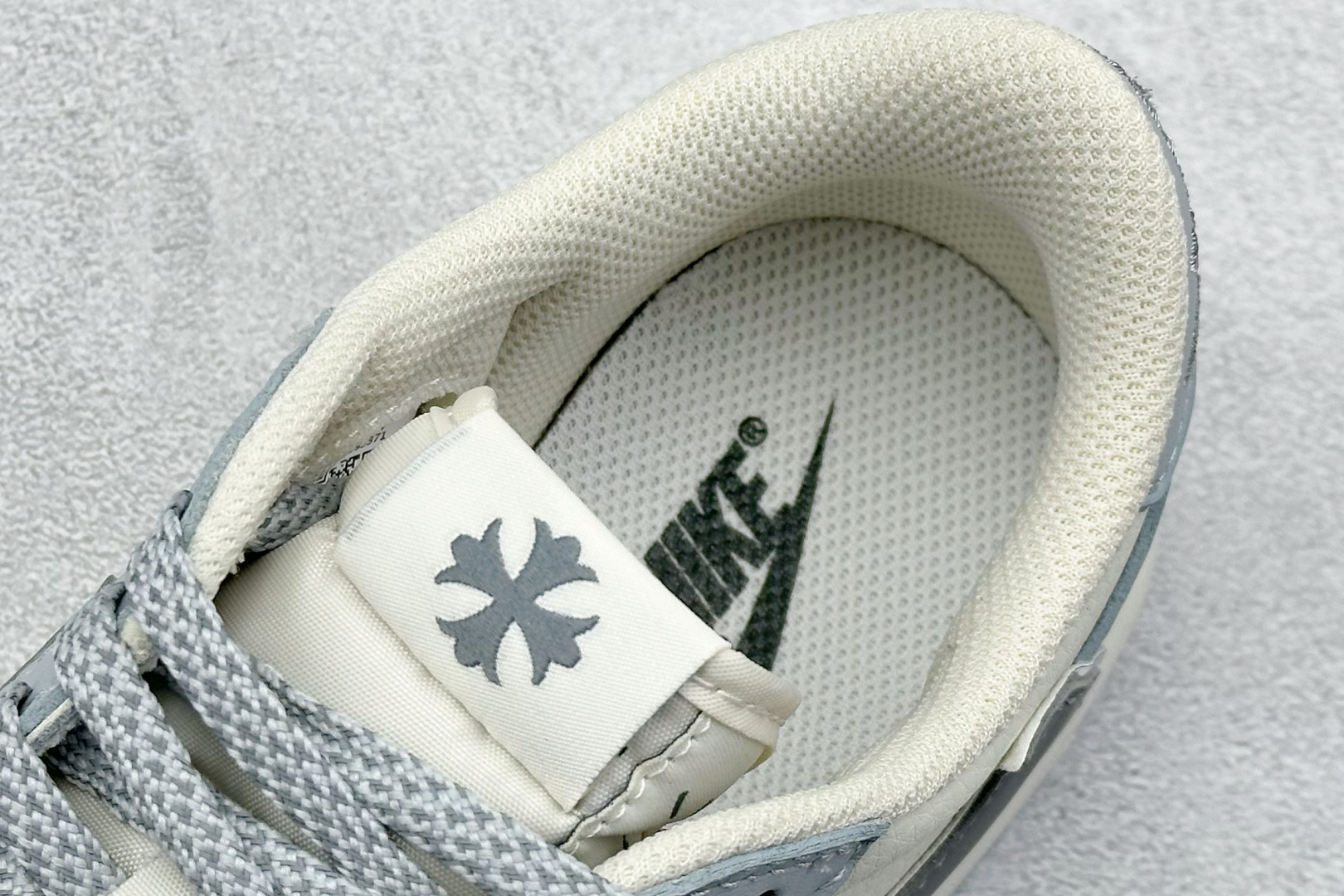 💰185 高性价比版本
【乔1】
Fragment x Travis Scott x 克罗心
Air Jordan 1 Low 三方联名倒钩
性价比原盒出货 全新的三方联名低帮倒钩鞋面延续了黑脚趾设计,整双鞋以全荔枝皮打造,腰身搭配白色「倒勾」,再点缀上Travis Scott 标志性的Logo,后跟处以藤原浩最拿手的蓝色为主色调,完善极具Fragment Design的白蓝黑设计风格,左右脚分别以Travis Scott鬼脸和乔丹飞翼加以修饰,彰显出三方联名的奢华格调。
官方货号:DM7866 016
Size:36 36.5 37.5 38 38.5 39 40 40.5 41 42 42.5 43 44 44.5 45
编码:27