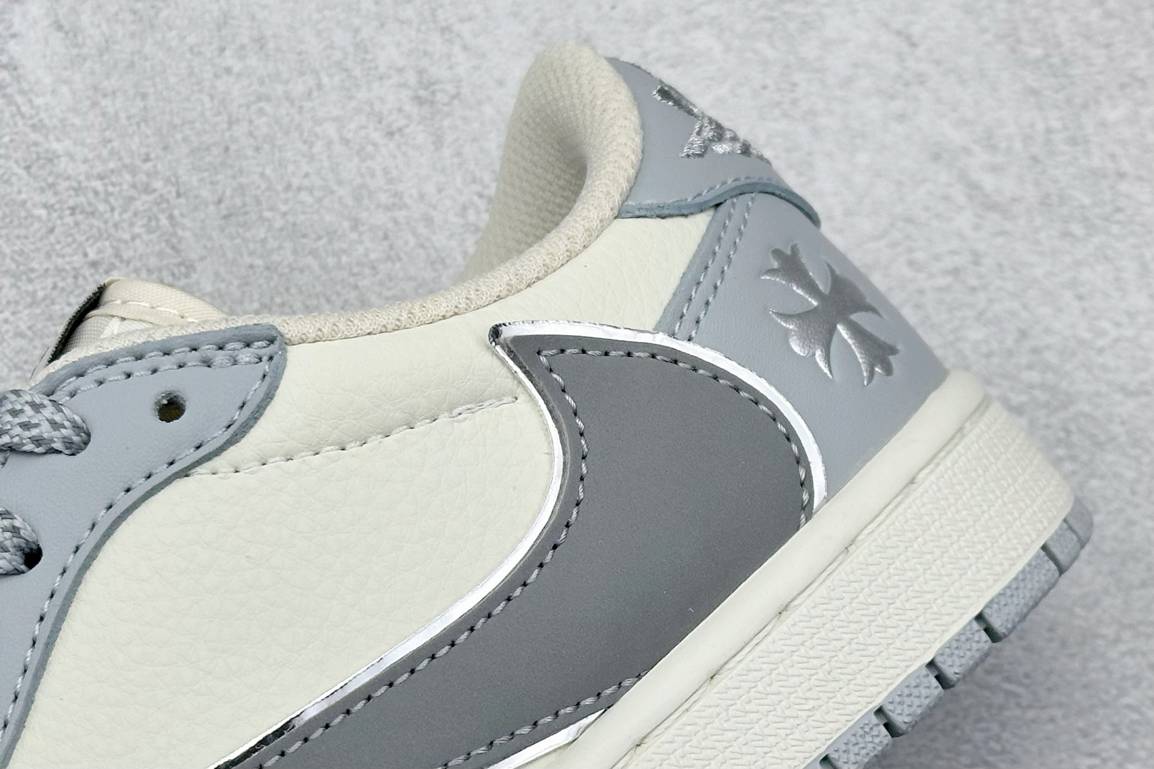 💰185 高性价比版本
【乔1】
Fragment x Travis Scott x 克罗心
Air Jordan 1 Low 三方联名倒钩
性价比原盒出货 全新的三方联名低帮倒钩鞋面延续了黑脚趾设计,整双鞋以全荔枝皮打造,腰身搭配白色「倒勾」,再点缀上Travis Scott 标志性的Logo,后跟处以藤原浩最拿手的蓝色为主色调,完善极具Fragment Design的白蓝黑设计风格,左右脚分别以Travis Scott鬼脸和乔丹飞翼加以修饰,彰显出三方联名的奢华格调。
官方货号:DM7866 016
Size:36 36.5 37.5 38 38.5 39 40 40.5 41 42 42.5 43 44 44.5 45
编码:27