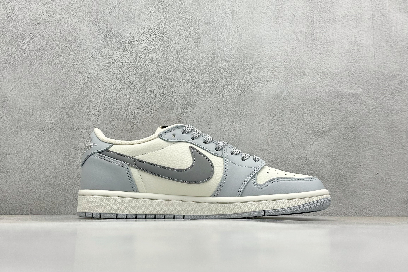 💰185 高性价比版本
【乔1】
Fragment x Travis Scott x 克罗心
Air Jordan 1 Low 三方联名倒钩
性价比原盒出货 全新的三方联名低帮倒钩鞋面延续了黑脚趾设计,整双鞋以全荔枝皮打造,腰身搭配白色「倒勾」,再点缀上Travis Scott 标志性的Logo,后跟处以藤原浩最拿手的蓝色为主色调,完善极具Fragment Design的白蓝黑设计风格,左右脚分别以Travis Scott鬼脸和乔丹飞翼加以修饰,彰显出三方联名的奢华格调。
官方货号:DM7866 016
Size:36 36.5 37.5 38 38.5 39 40 40.5 41 42 42.5 43 44 44.5 45
编码:27