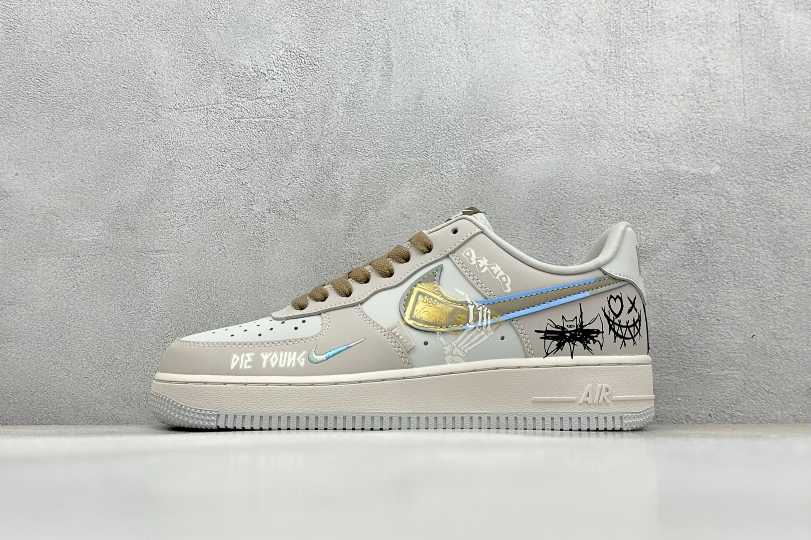  
Nike Air Force 1 Low 07 白灰蓝小钩
原楦头原纸板 打造纯正低帮空军版型
专注