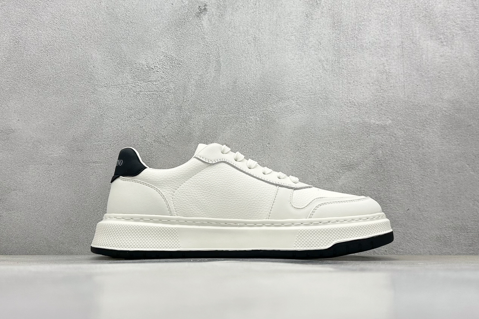 Valentino 华伦天奴 Rockstud untitled 厚底休闲铆钉小白鞋 软羊皮低帮运动板鞋