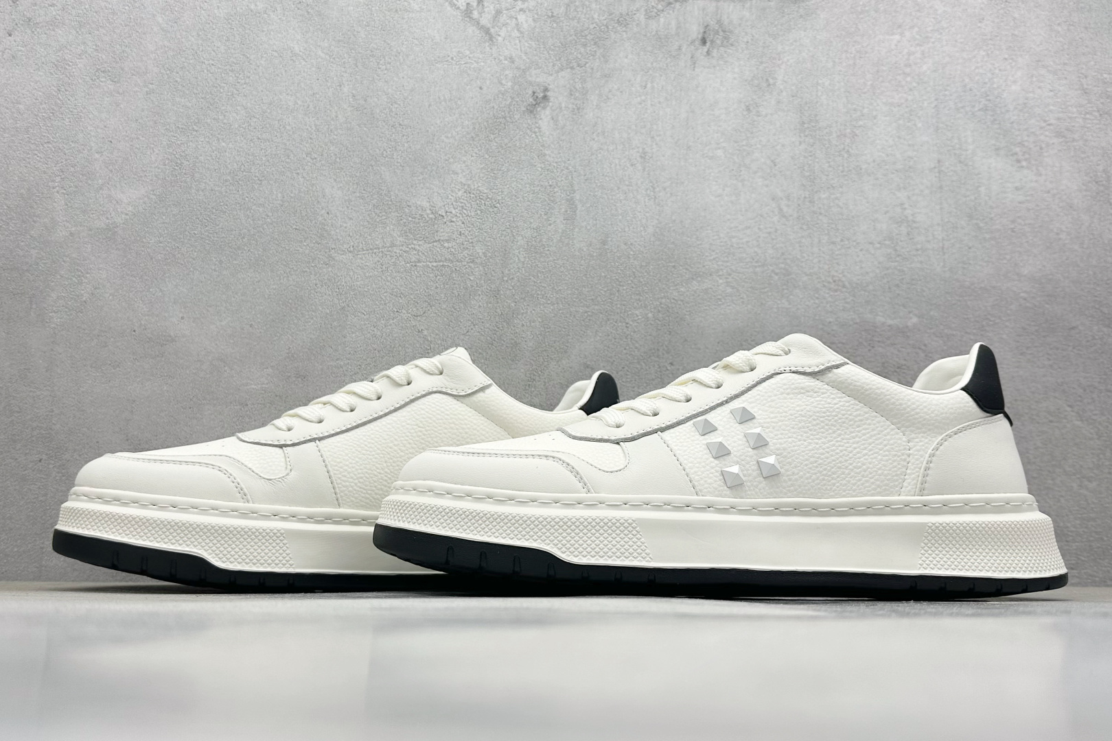 Valentino 华伦天奴 Rockstud untitled 厚底休闲铆钉小白鞋 软羊皮低帮运动板鞋