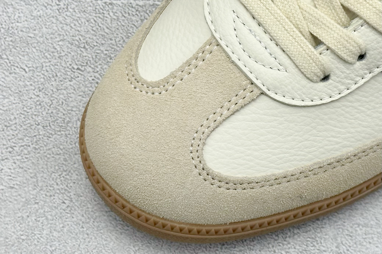  
adidas originals Samba OG 
此款以简约大方的造型设计，给人以随性休闲的时尚