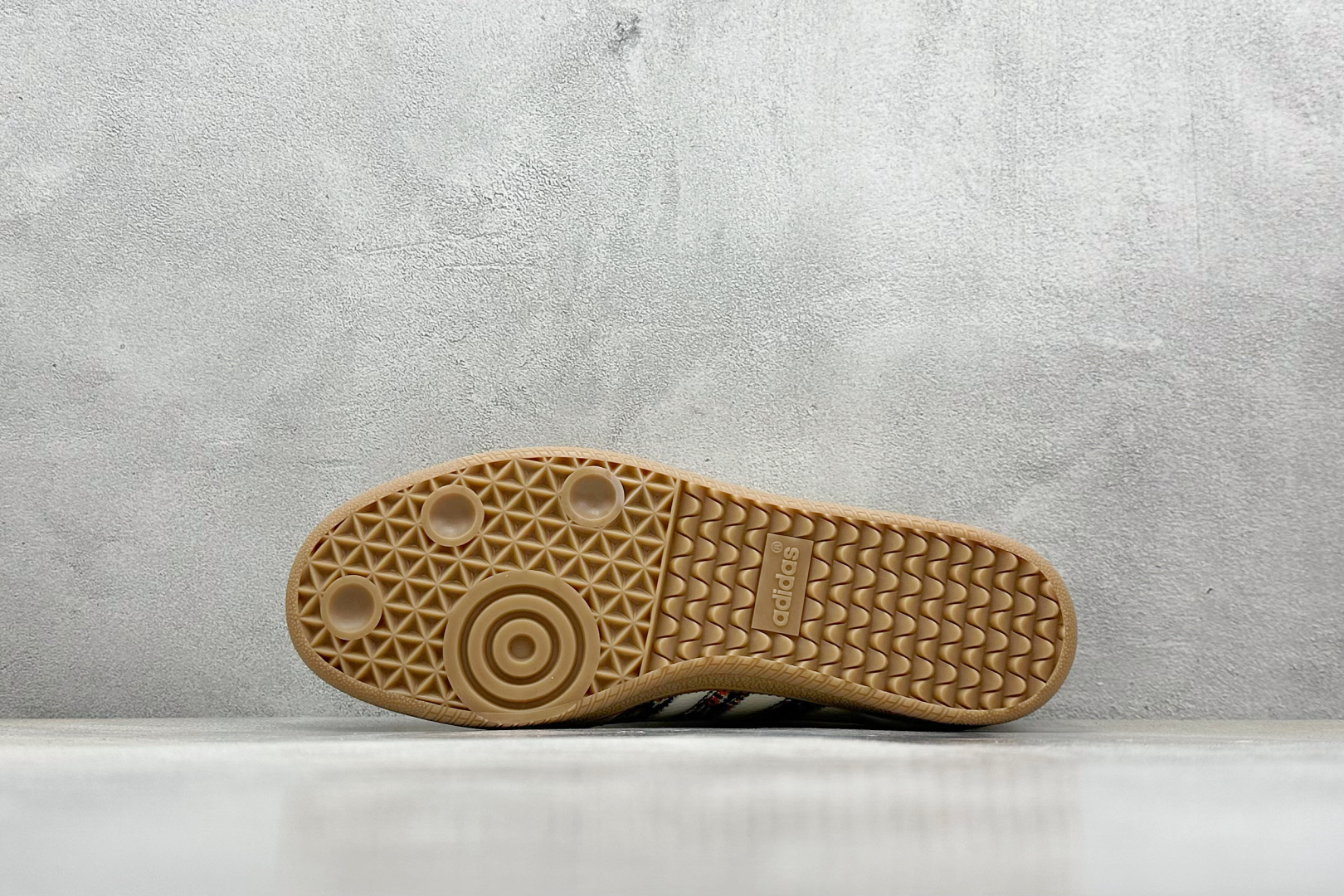 
adidas originals Samba OG 
此款以简约大方的造型设计，给人以随性休闲的时尚