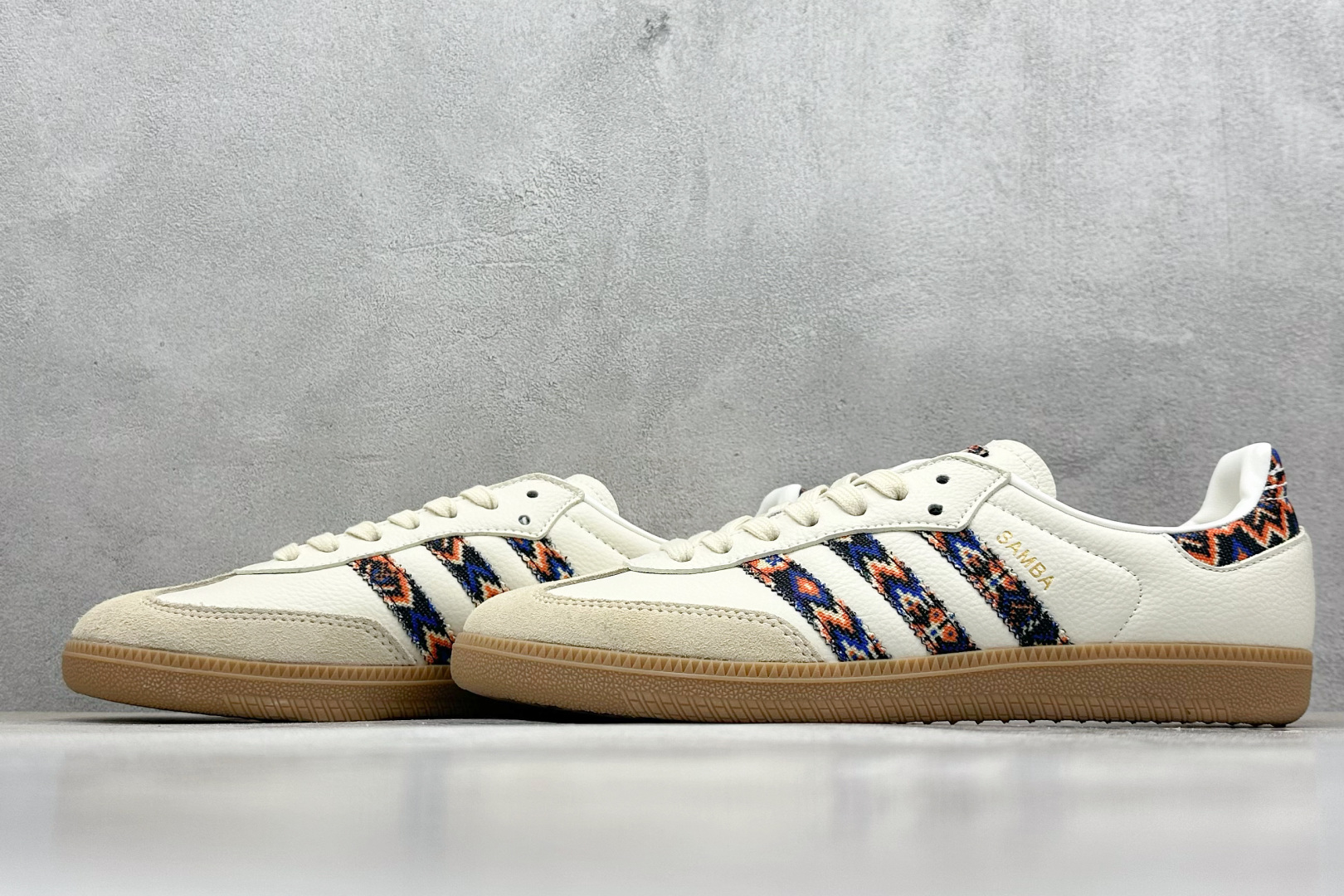  
adidas originals Samba OG 
此款以简约大方的造型设计，给人以随性休闲的时尚