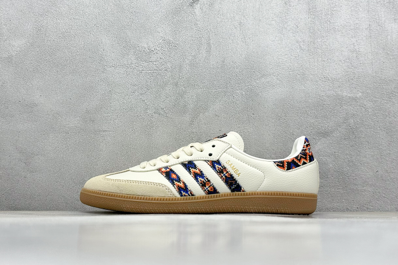  
adidas originals Samba OG 
此款以简约大方的造型设计，给人以随性休闲的时尚