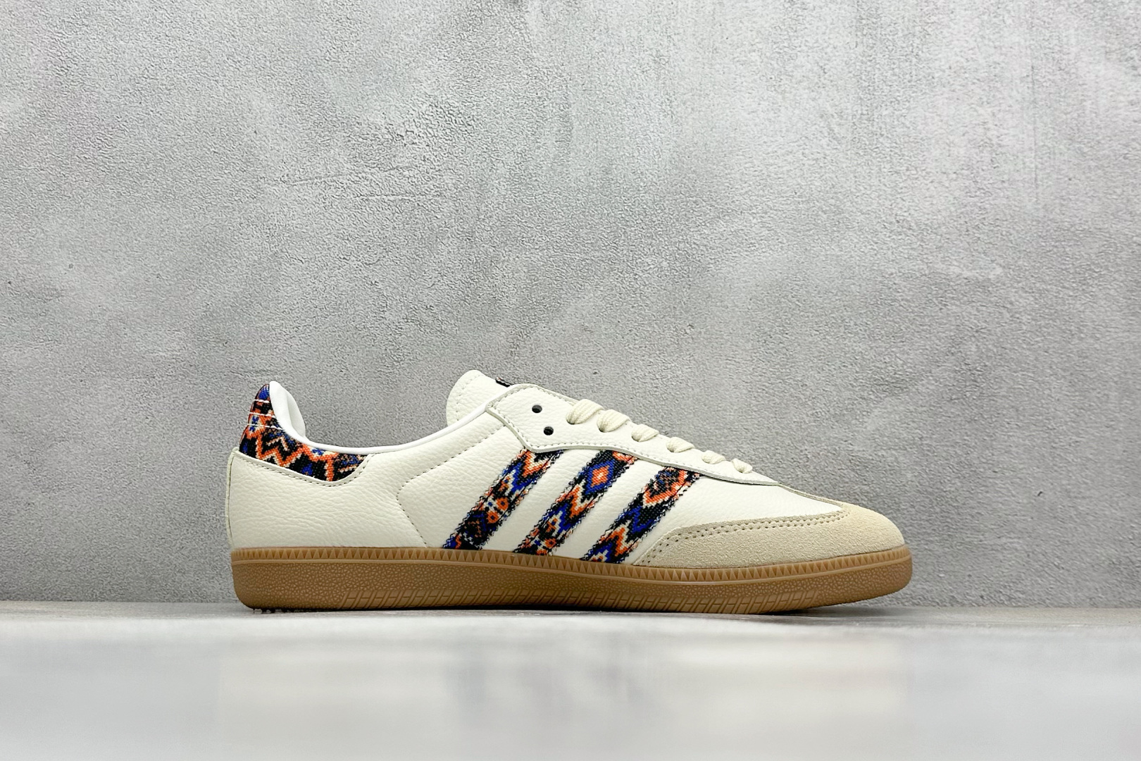  
adidas originals Samba OG 
此款以简约大方的造型设计，给人以随性休闲的时尚