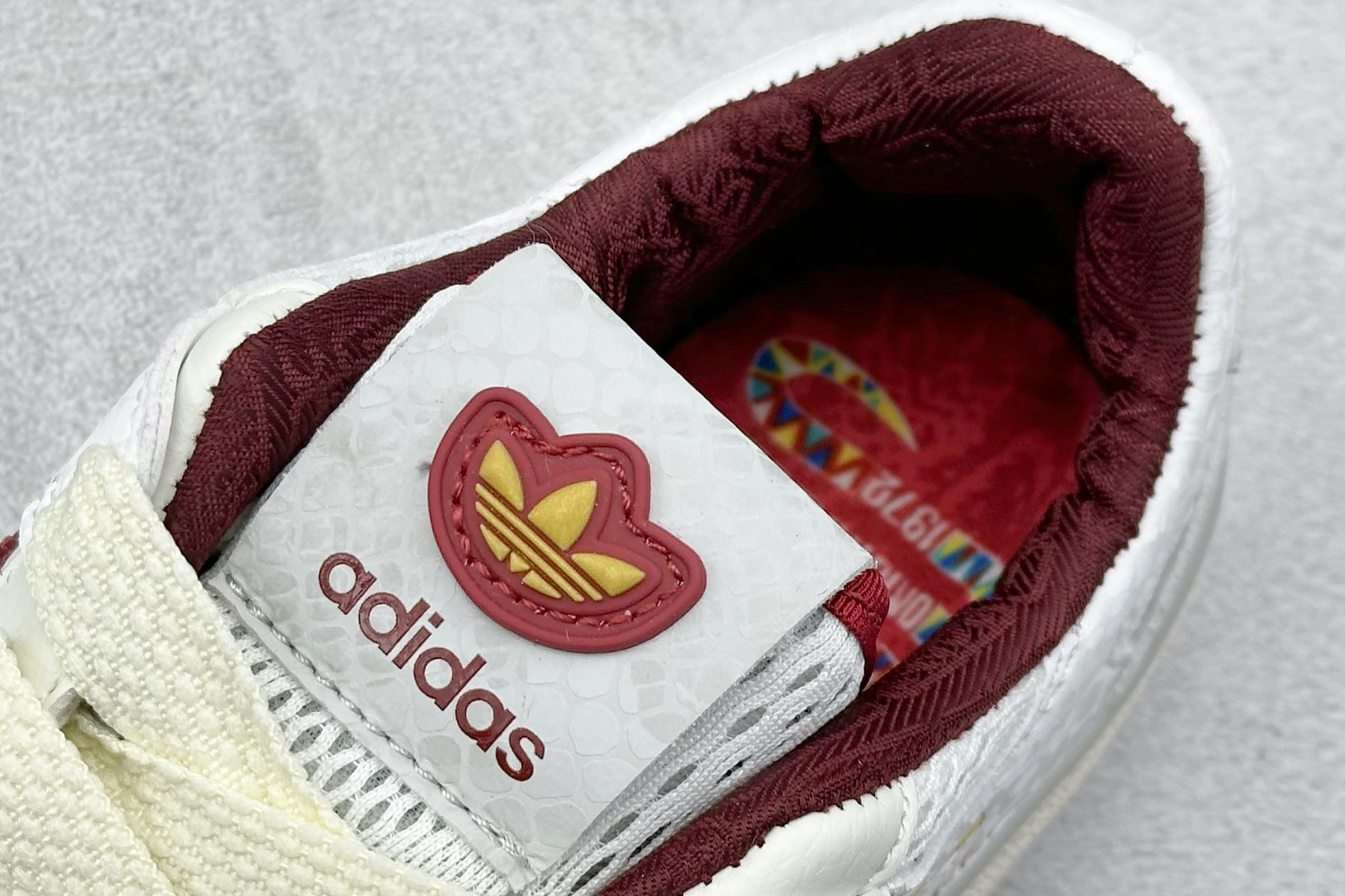 
Adidas Forum Low CL 蛇年限定 
潮流休闲运动板鞋以复古篮球鞋的外形为基础 采用皮