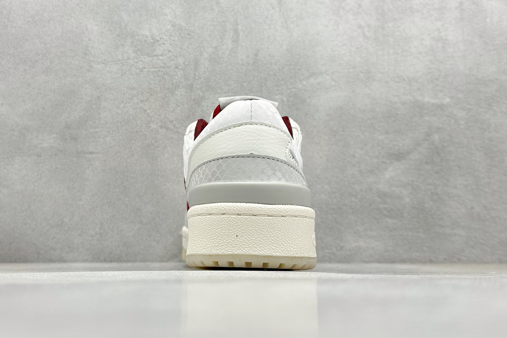  
Adidas Forum Low CL 蛇年限定 
潮流休闲运动板鞋以复古篮球鞋的外形为基础 采用皮