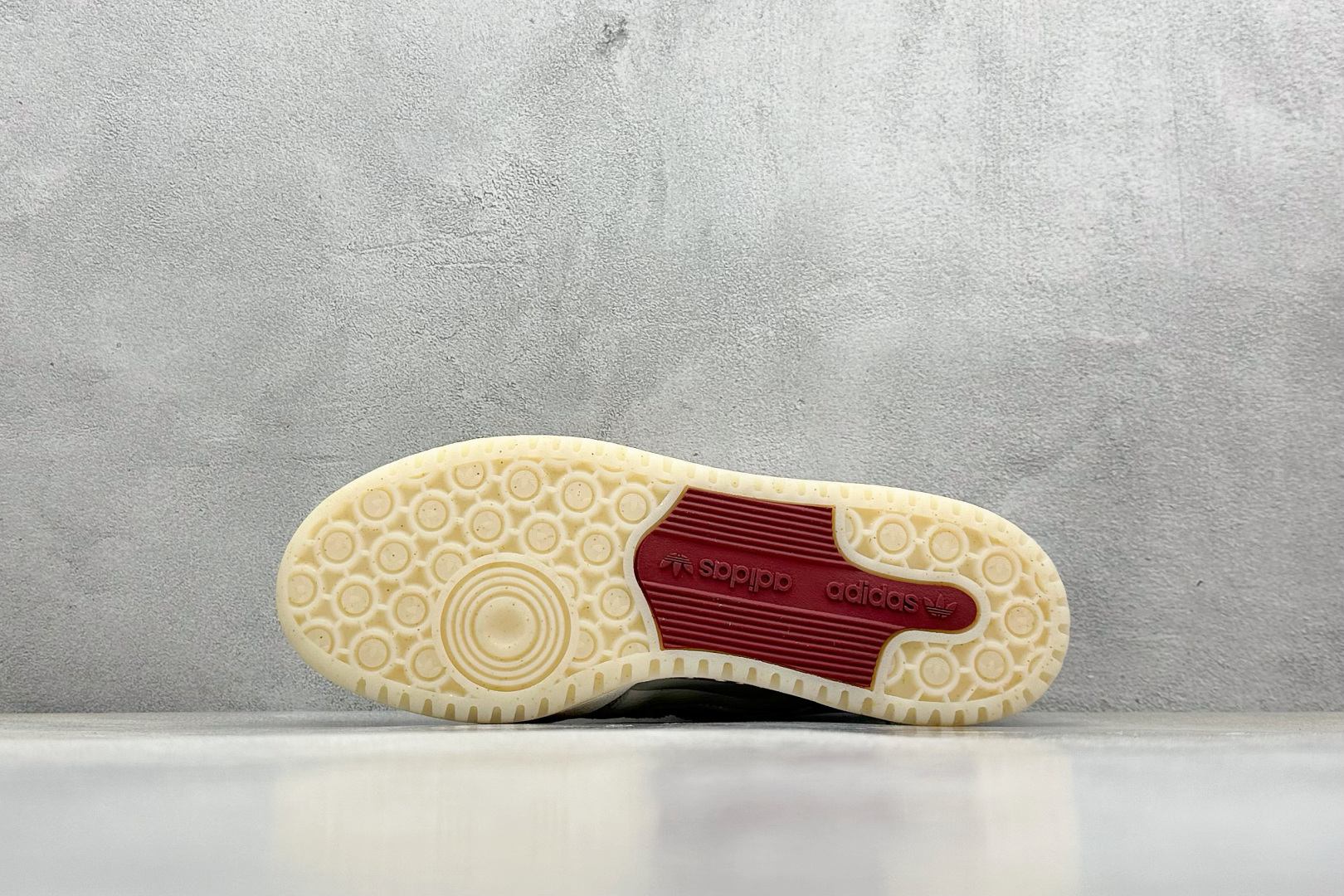  
Adidas Forum Low CL 蛇年限定 
潮流休闲运动板鞋以复古篮球鞋的外形为基础 采用皮