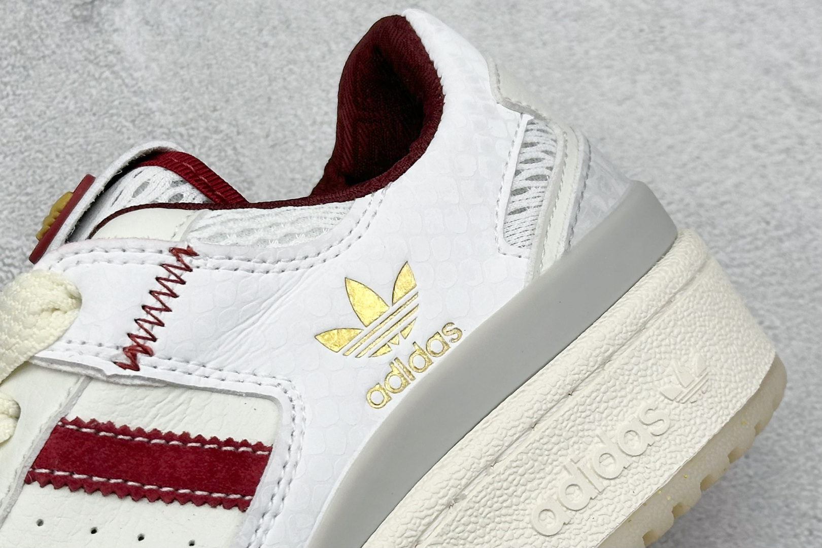  
Adidas Forum Low CL 蛇年限定 
潮流休闲运动板鞋以复古篮球鞋的外形为基础 采用皮