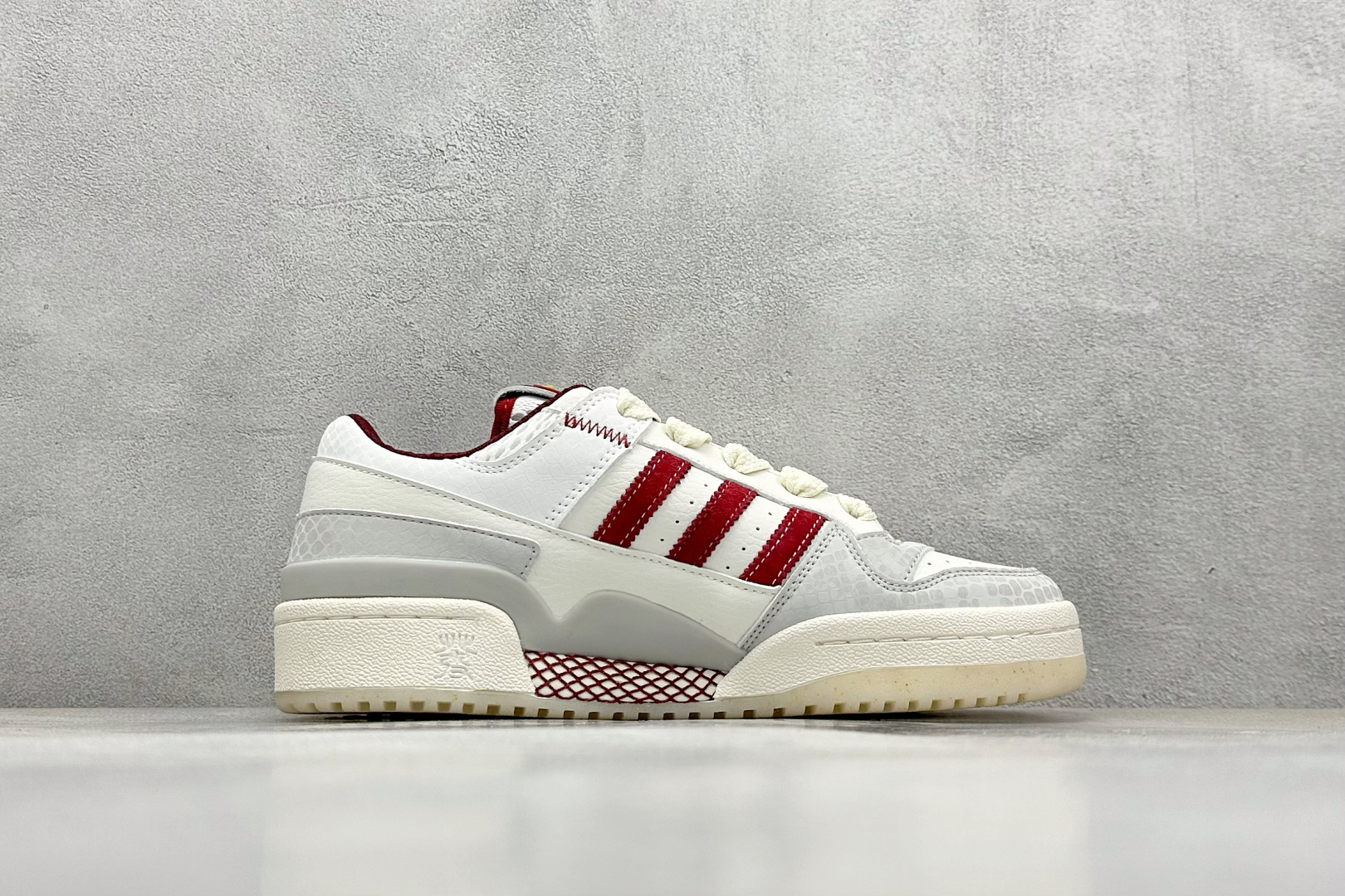  
Adidas Forum Low CL 蛇年限定 
潮流休闲运动板鞋以复古篮球鞋的外形为基础 采用皮