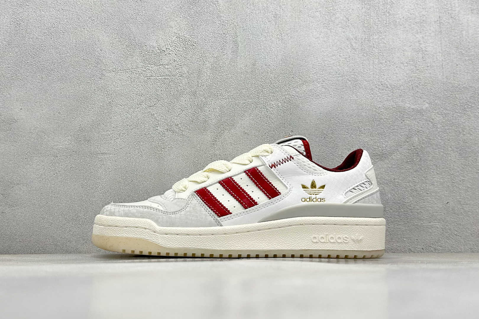  
Adidas Forum Low CL 蛇年限定 
潮流休闲运动板鞋以复古篮球鞋的外形为基础 采用皮