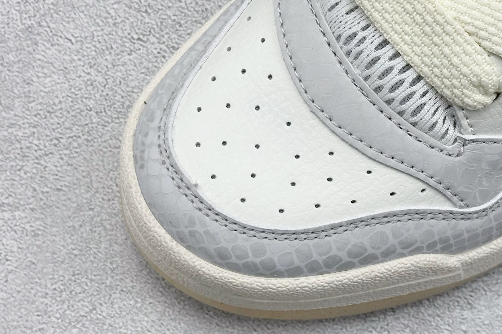  
Adidas Forum Low CL 蛇年限定 
潮流休闲运动板鞋以复古篮球鞋的外形为基础 采用皮