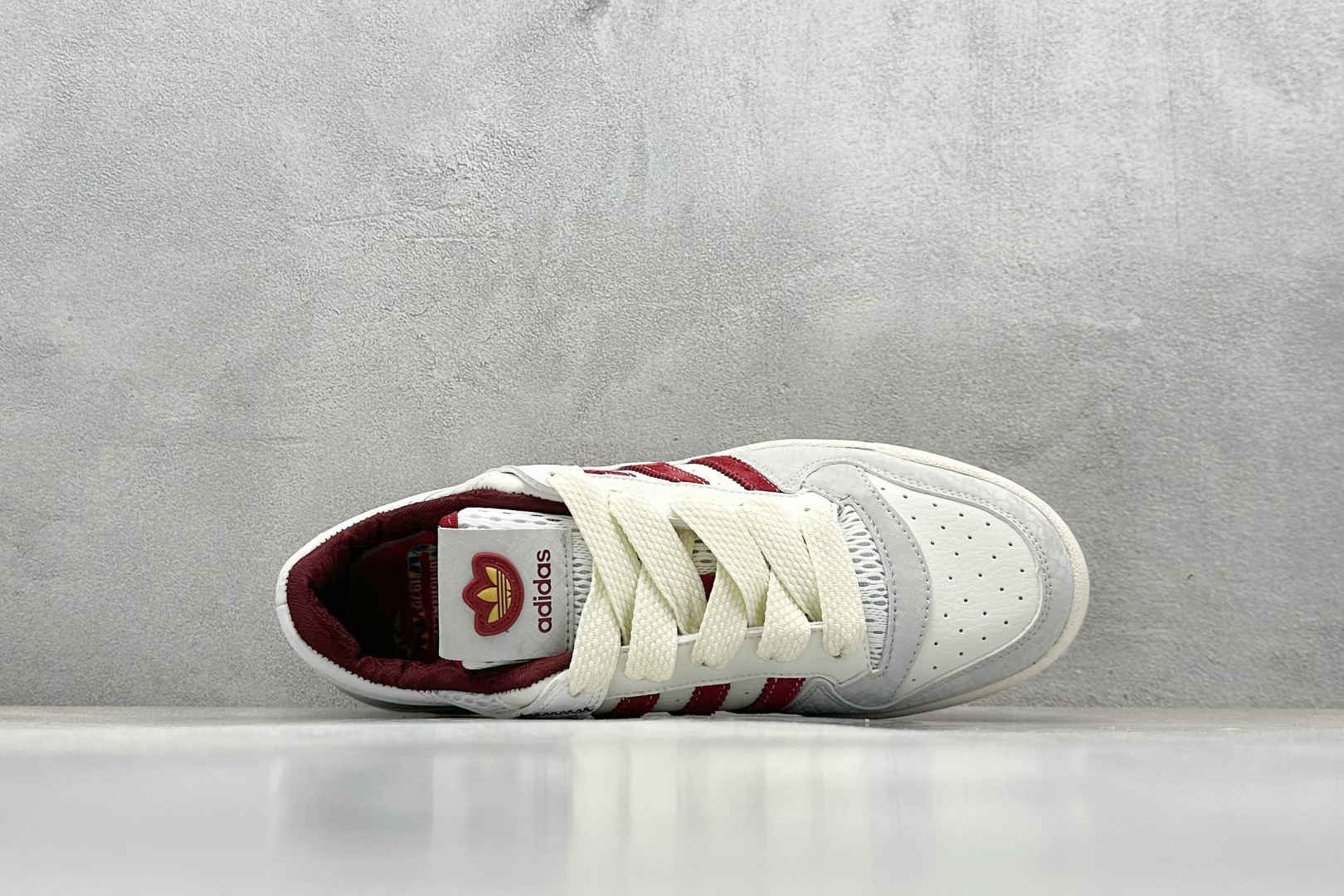 
Adidas Forum Low CL 蛇年限定 
潮流休闲运动板鞋以复古篮球鞋的外形为基础 采用皮