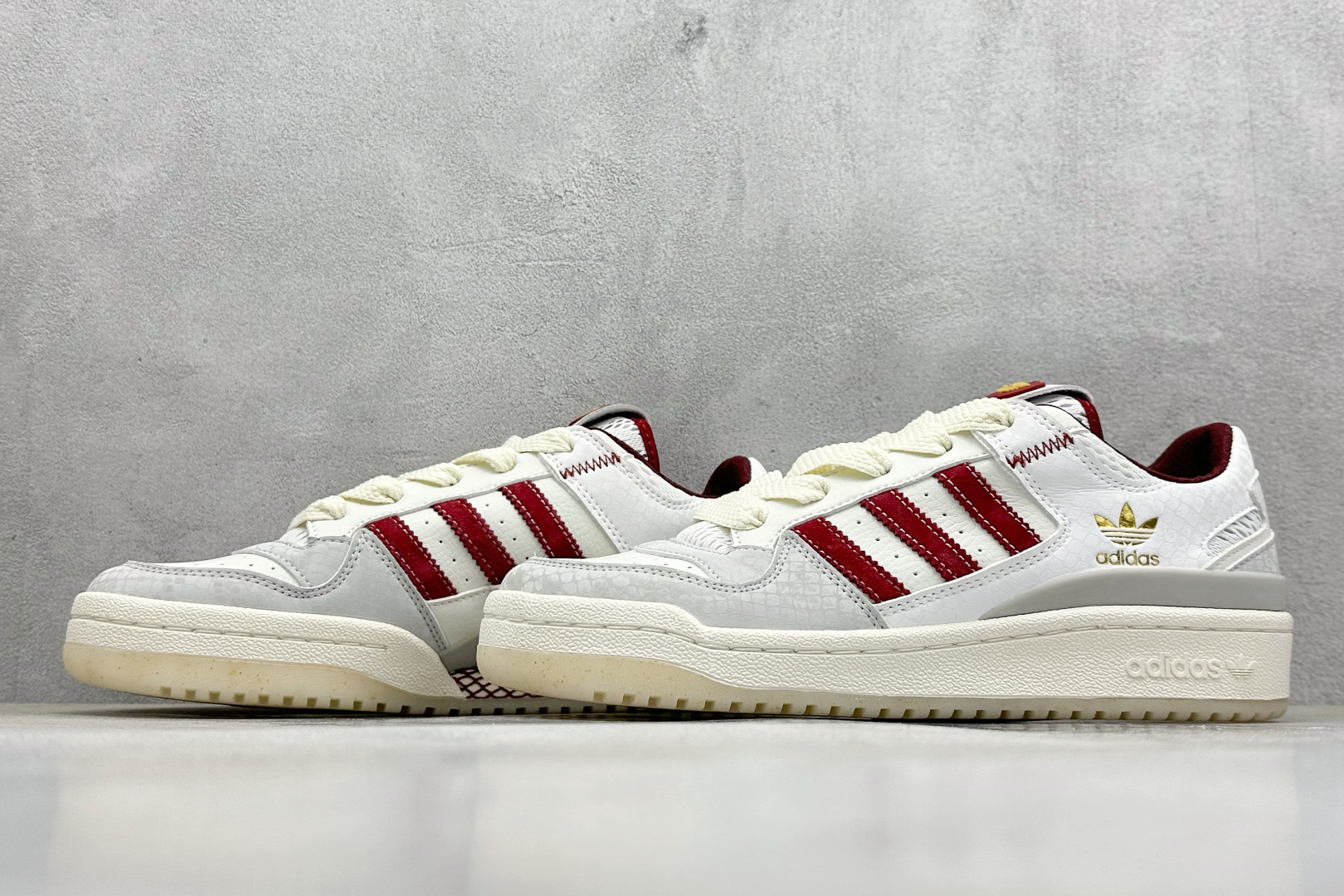  
Adidas Forum Low CL 蛇年限定 
潮流休闲运动板鞋以复古篮球鞋的外形为基础 采用皮
