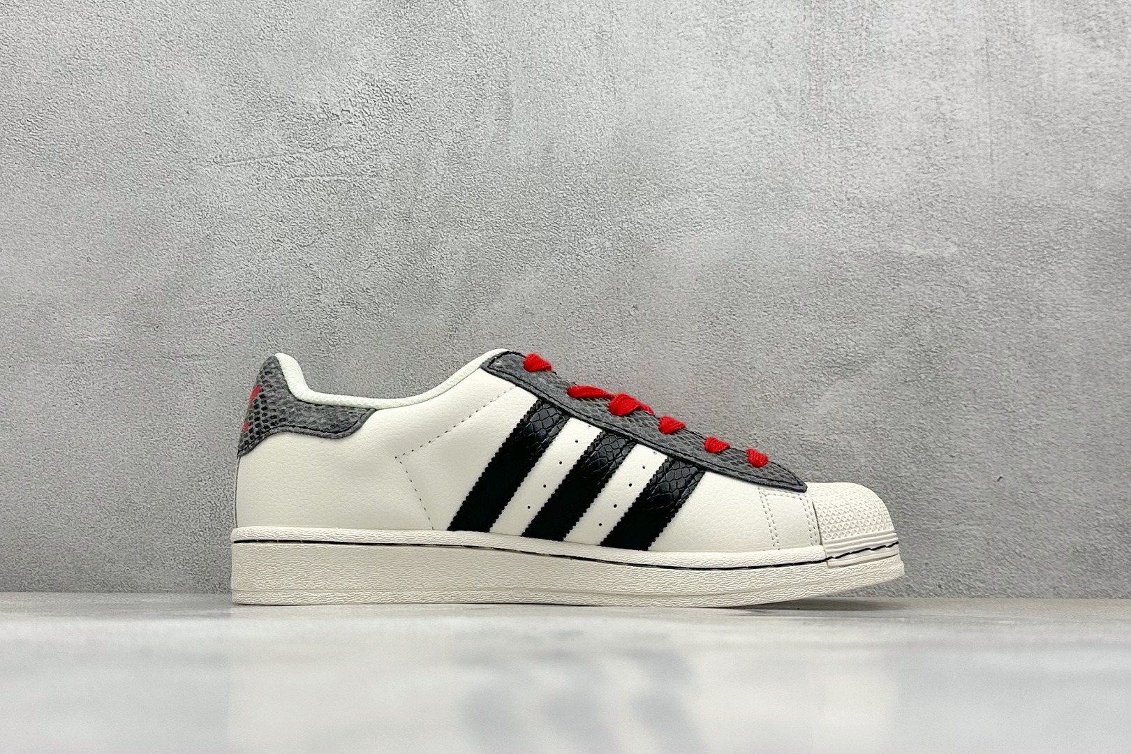  
AD Originals Superstar x GUCCI 白黑红
采用全新头层拼接皮革材质
后跟