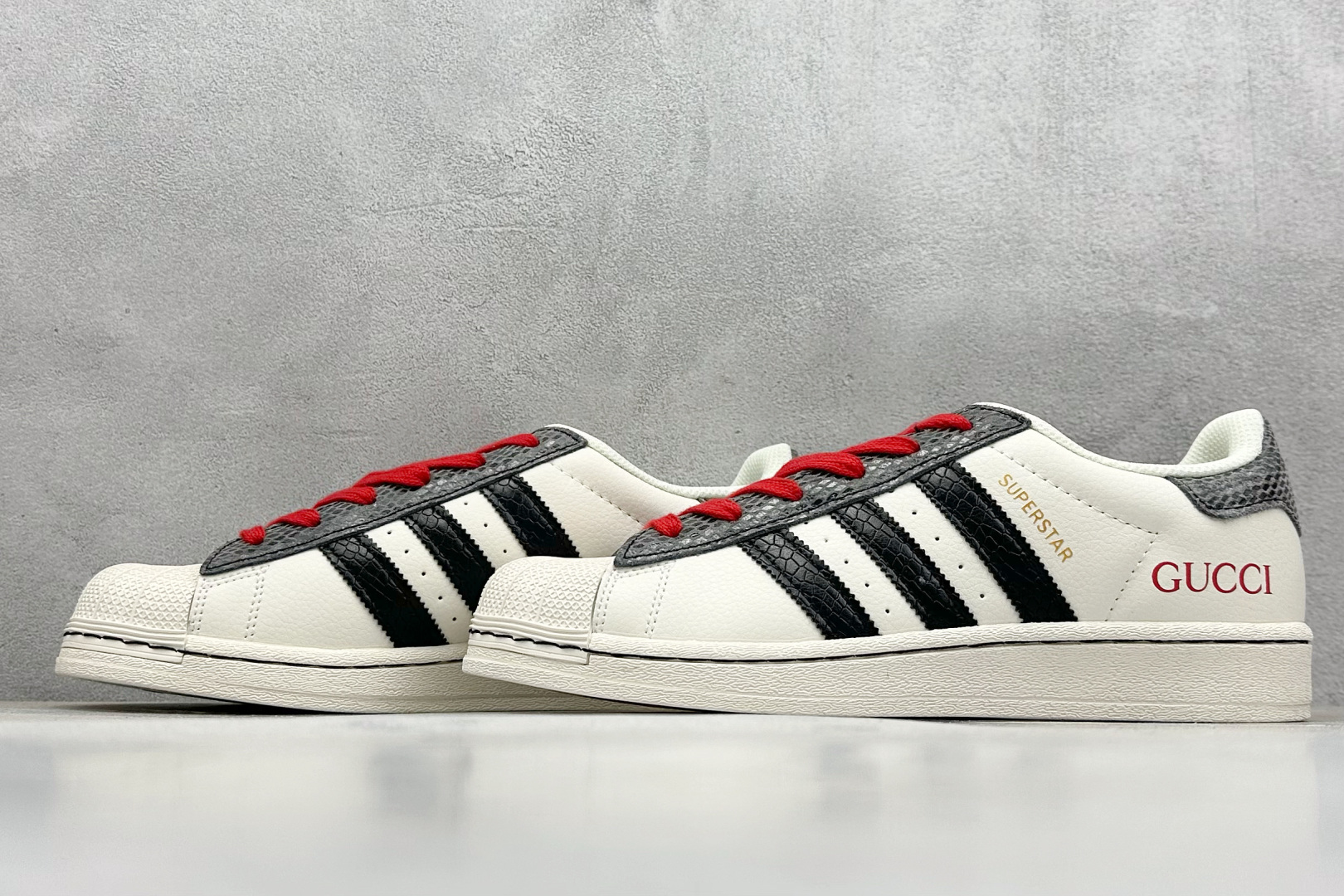  
AD Originals Superstar x GUCCI 白黑红
采用全新头层拼接皮革材质
后跟