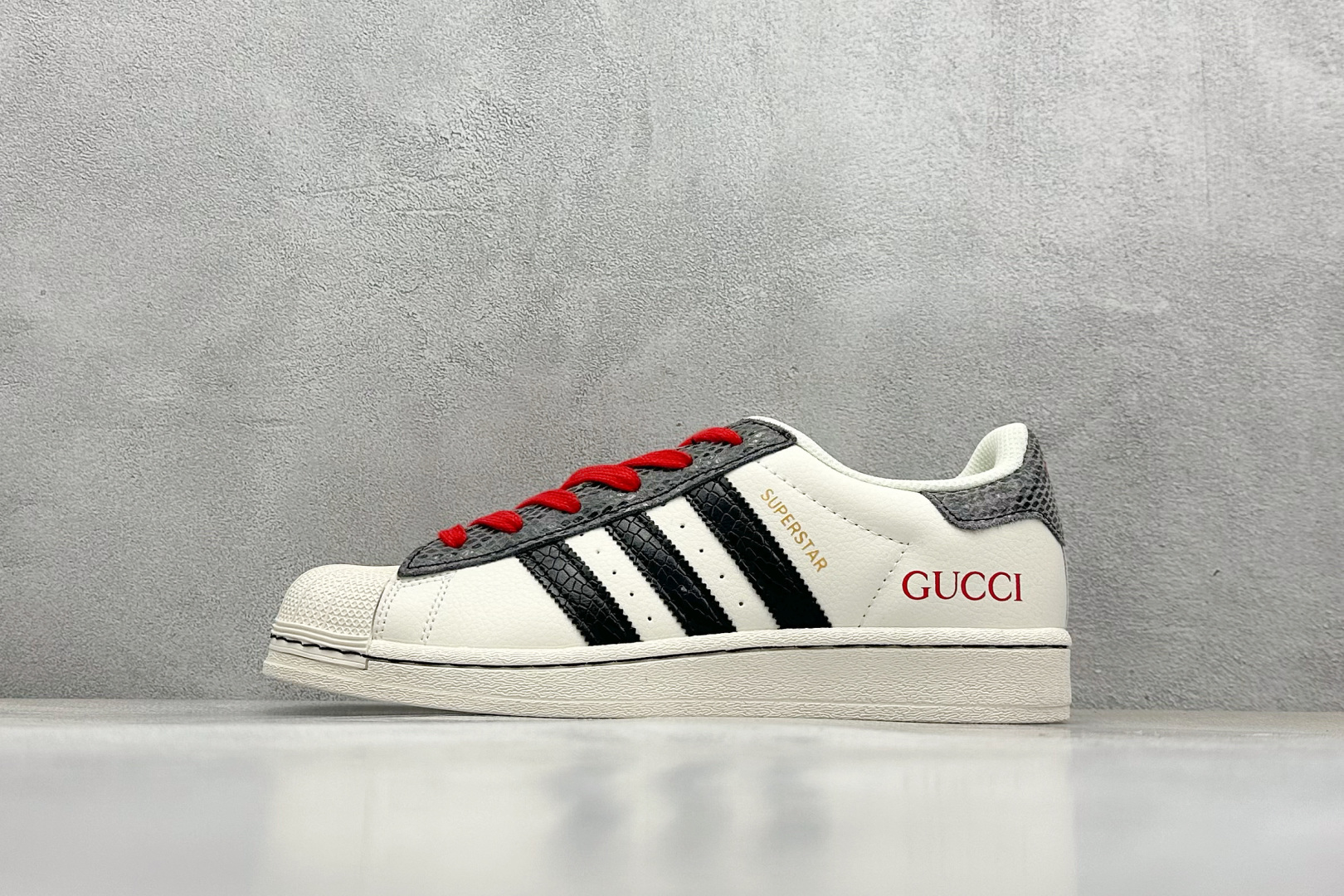  
AD Originals Superstar x GUCCI 白黑红
采用全新头层拼接皮革材质
后跟