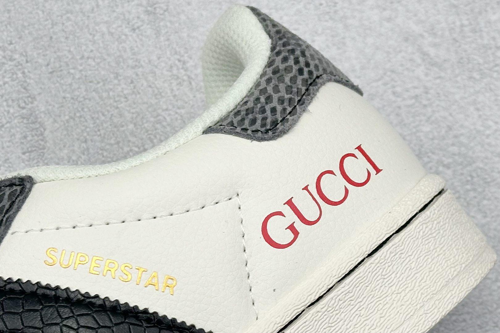  
AD Originals Superstar x GUCCI 白黑红
采用全新头层拼接皮革材质
后跟