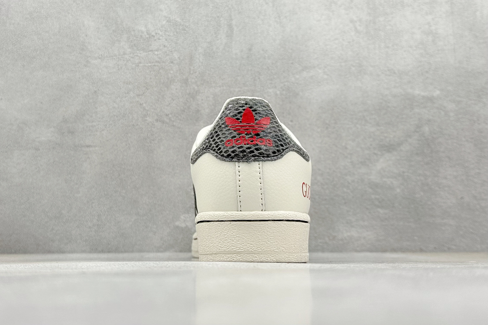  
AD Originals Superstar x GUCCI 白黑红
采用全新头层拼接皮革材质
后跟
