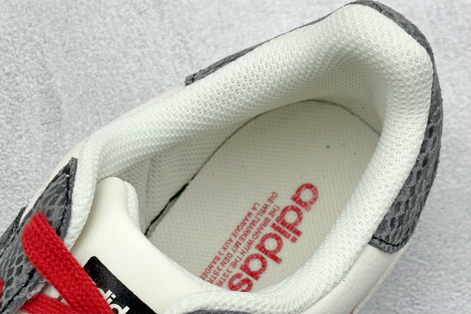  
AD Originals Superstar x GUCCI 白黑红
采用全新头层拼接皮革材质
后跟